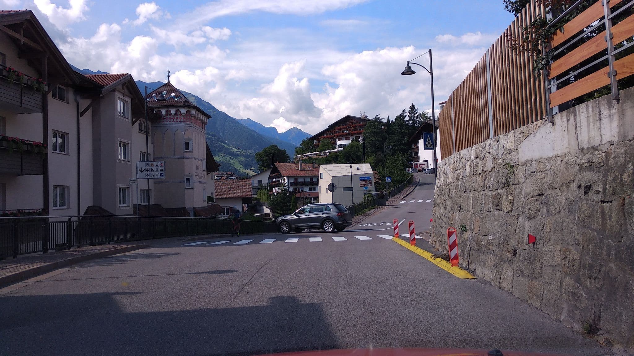 Street view near Swimming Pool Resmairhof, Scena — © steinm (CC BY-SA · Mapillary)
