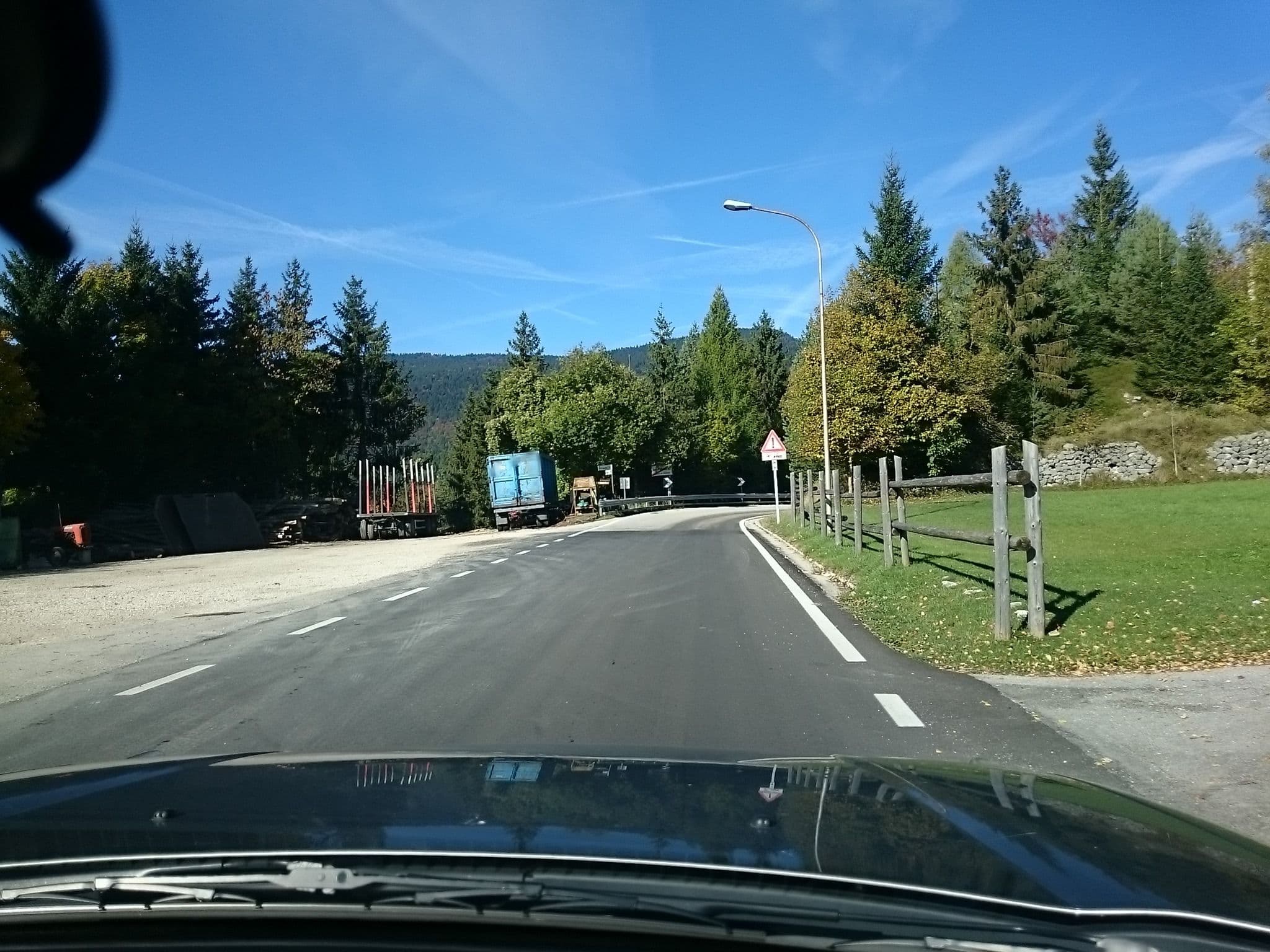 Street view near Albergo Montagna, Roana — © voschix (CC BY-SA · Mapillary)