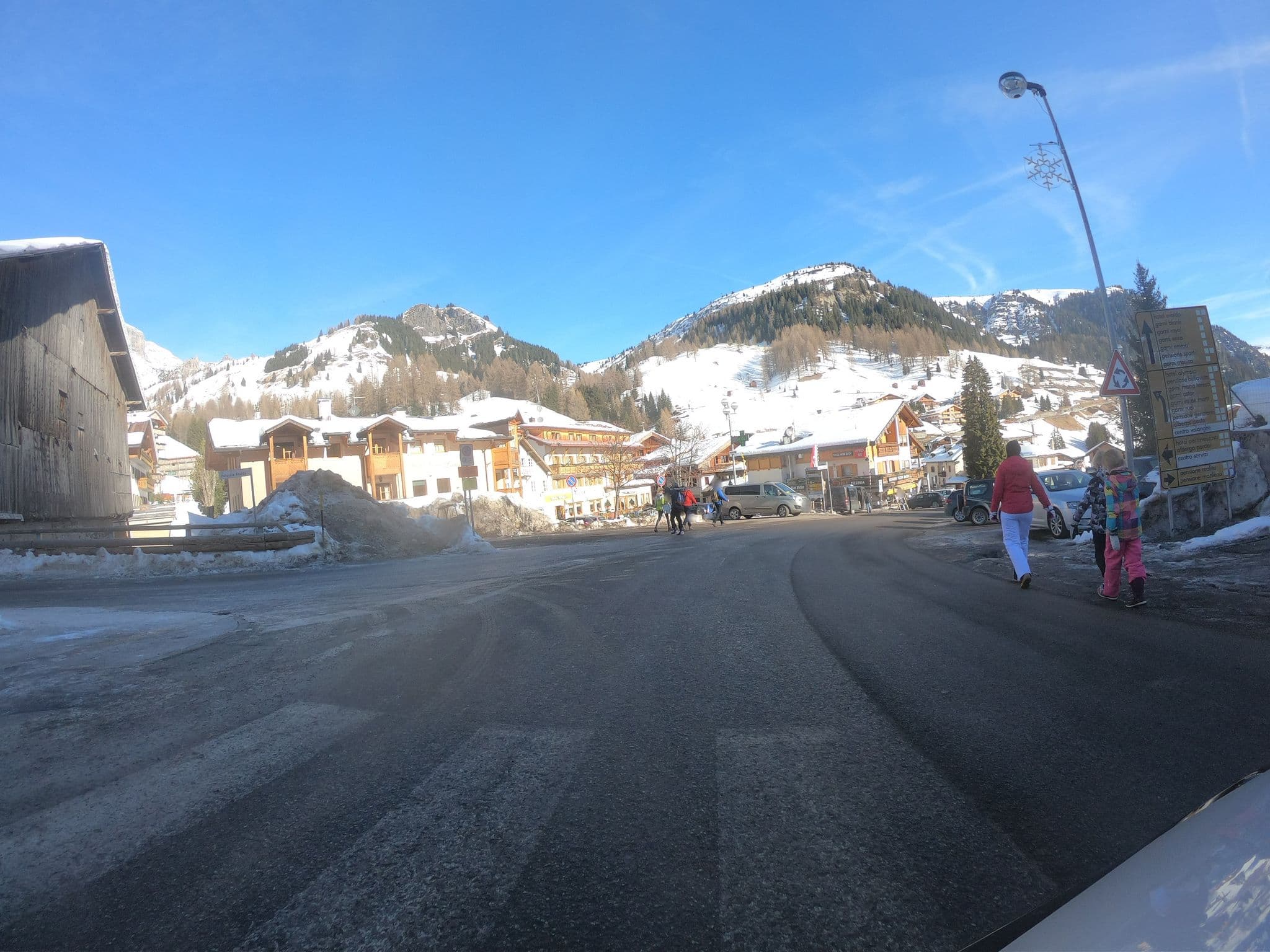 Street view near Hotel Garnì Laura, Livinallongo del Col di Lana — © chrisbeddow (CC BY-SA · Mapillary)