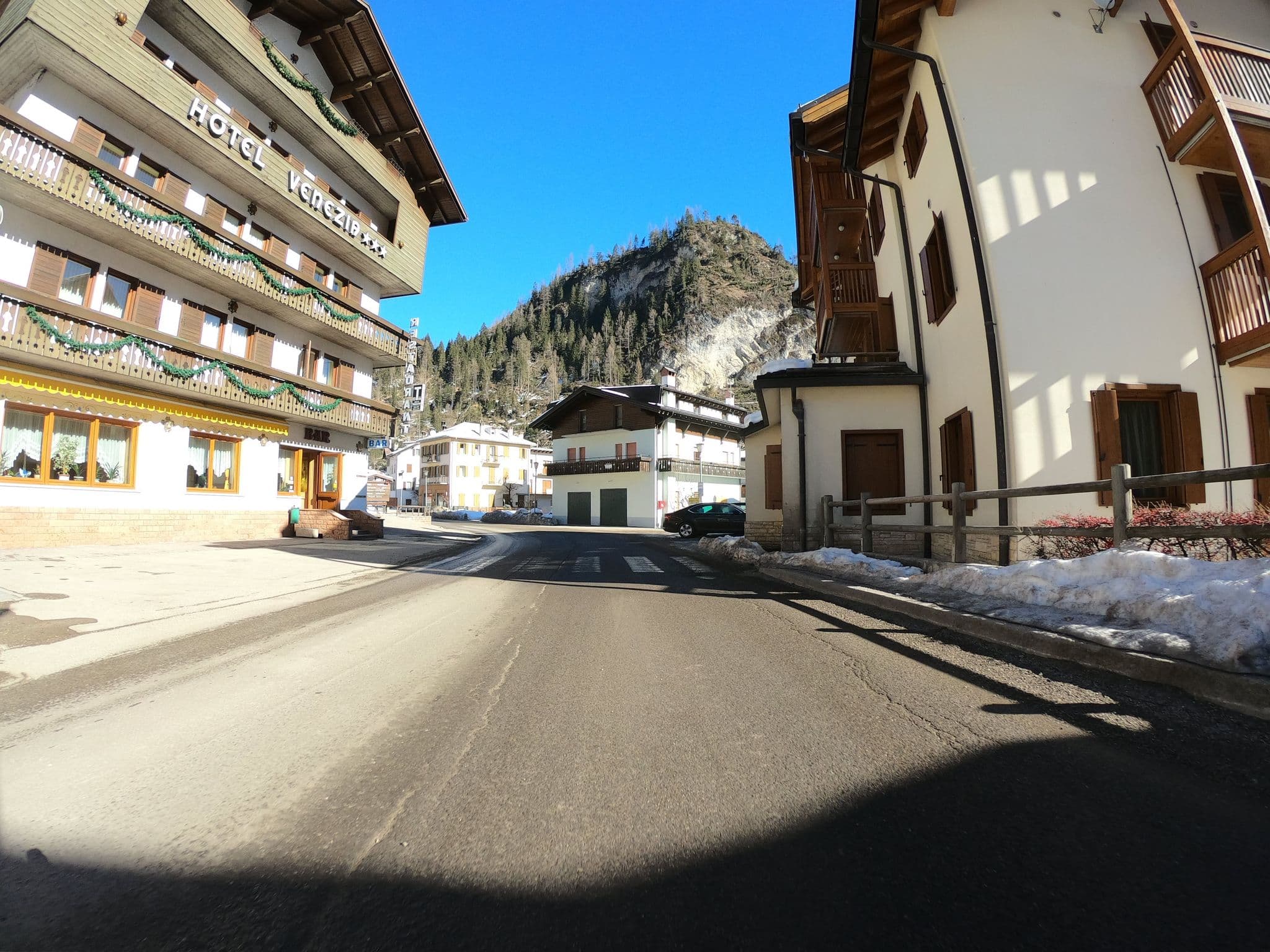 Street view near Appartamenti Al Moro, Livinallongo del Col di Lana — © chrisbeddow (CC BY-SA · Mapillary)