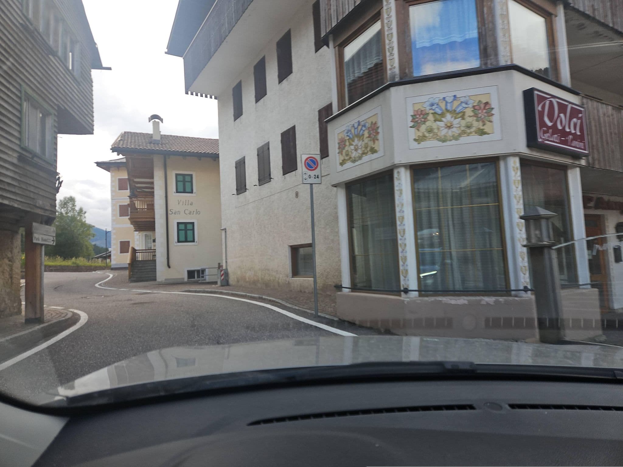 Street view near Villa san Carlo, Pozza di Fassa — © ursus (CC BY-SA · Mapillary)
