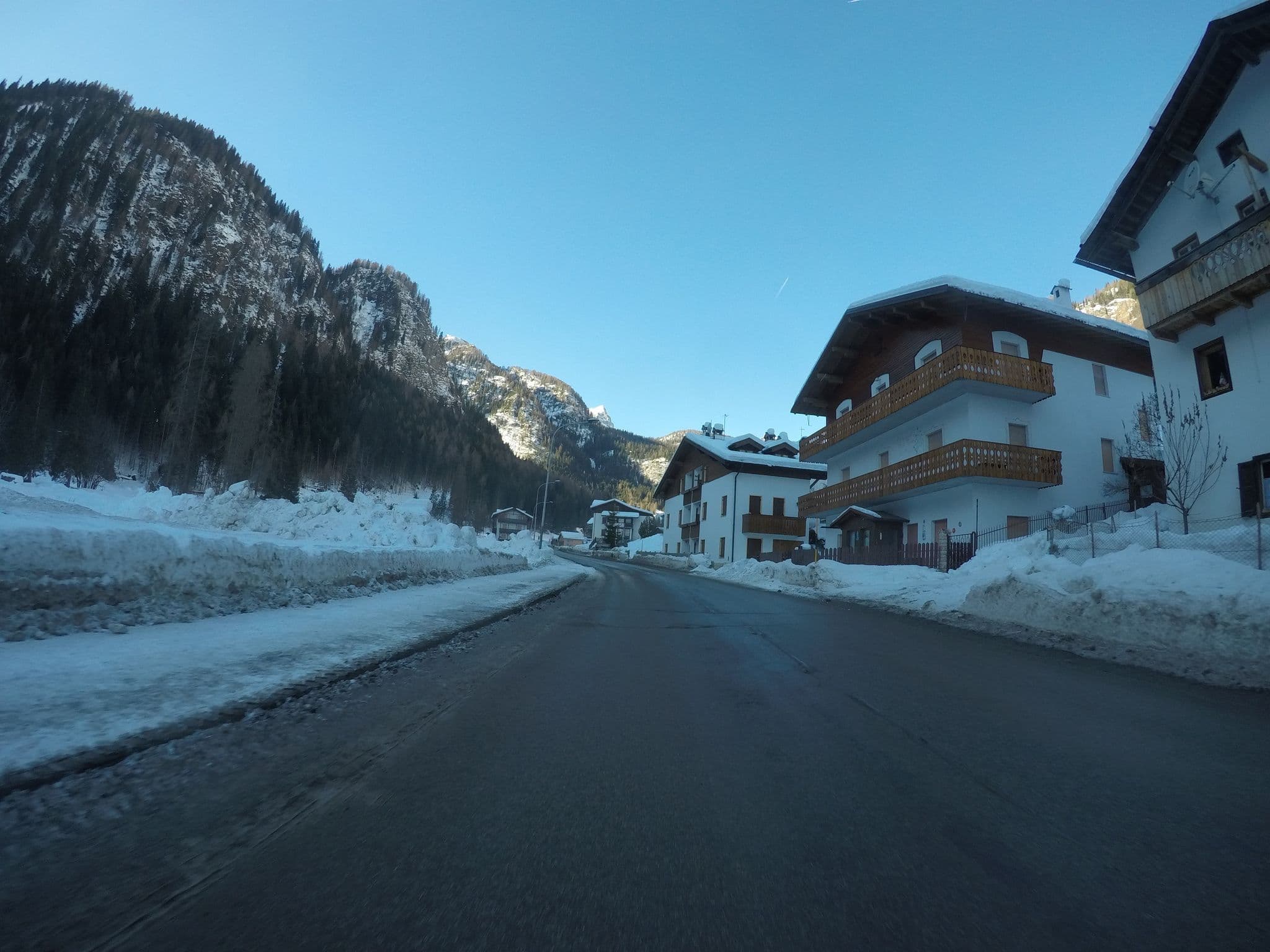 Street view near Albergo Albe di De Lazzer Ferruccio & De Vallier Tiziana, Livinallongo del Col di Lana — © chrisbeddow (CC BY-SA · Mapillary)