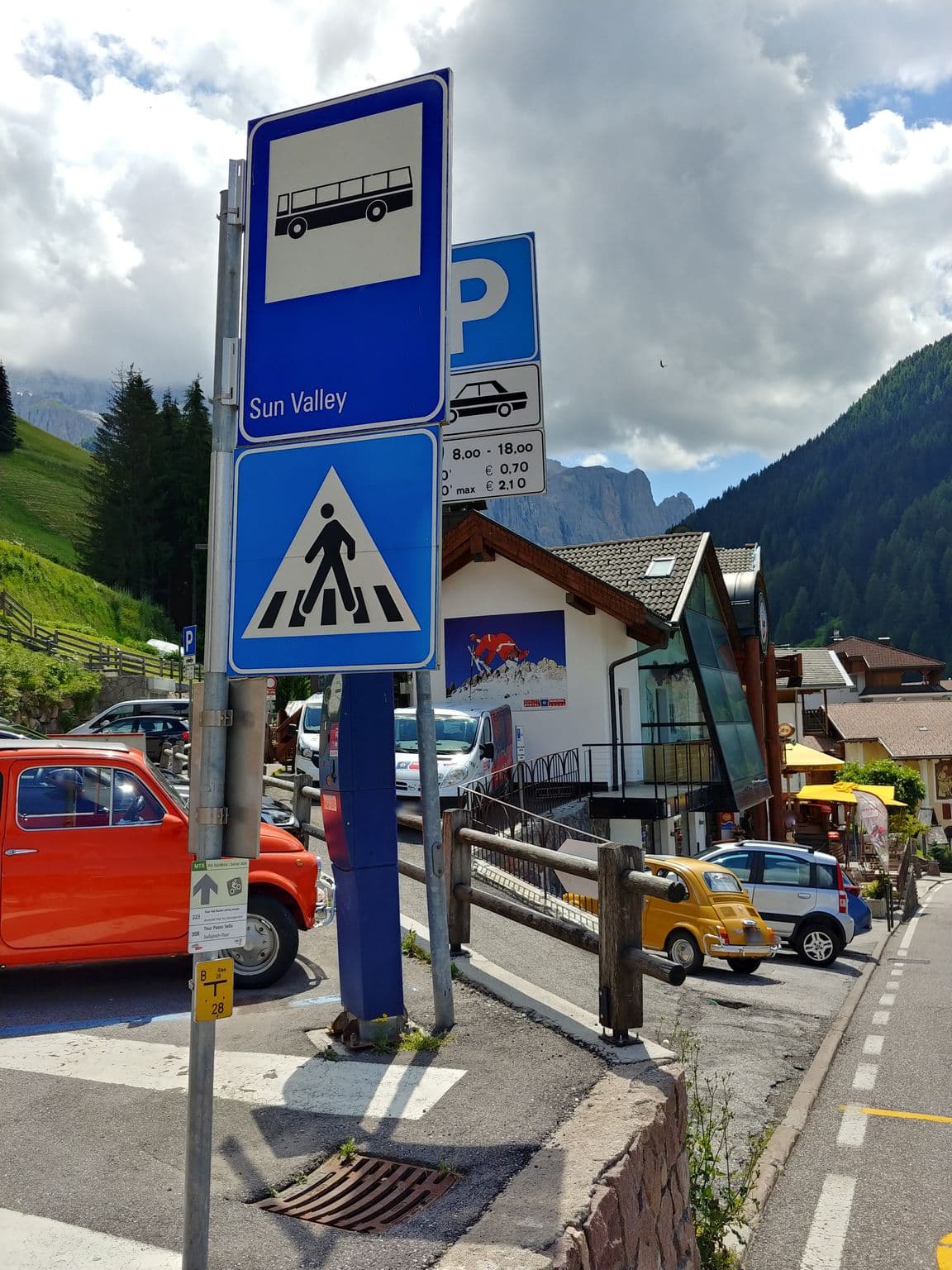 Street view near Sun Valley hotel, Selva — © highlander (CC BY-SA · Mapillary)