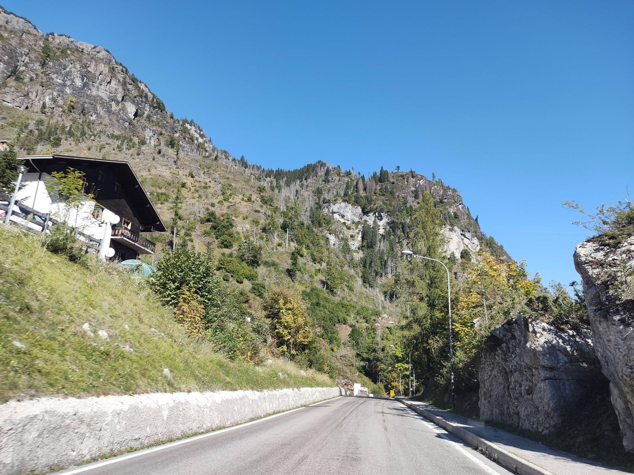 Street view near Albergo Camoscio, Livinallongo del Col di Lana — © thetornado76 (CC BY-SA · Mapillary)