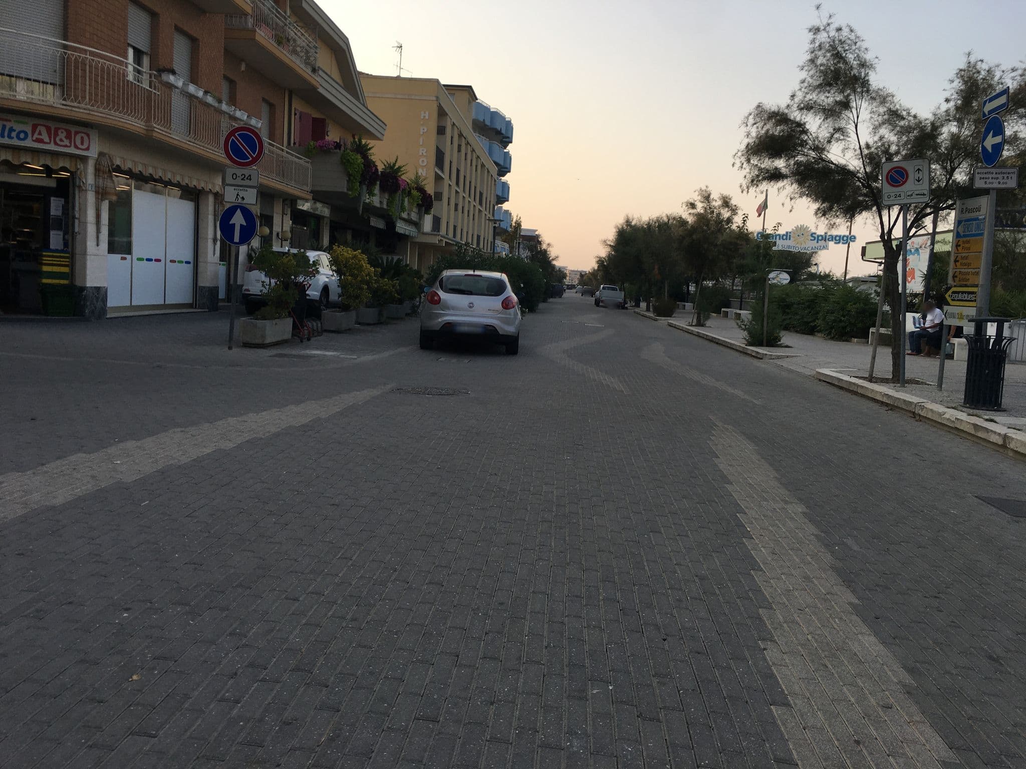 Street view near Hotel Alexander Spiaggia di Ventrucci Alessandro e C. SAS, San Mauro a Mare — © erix (CC BY-SA · Mapillary)