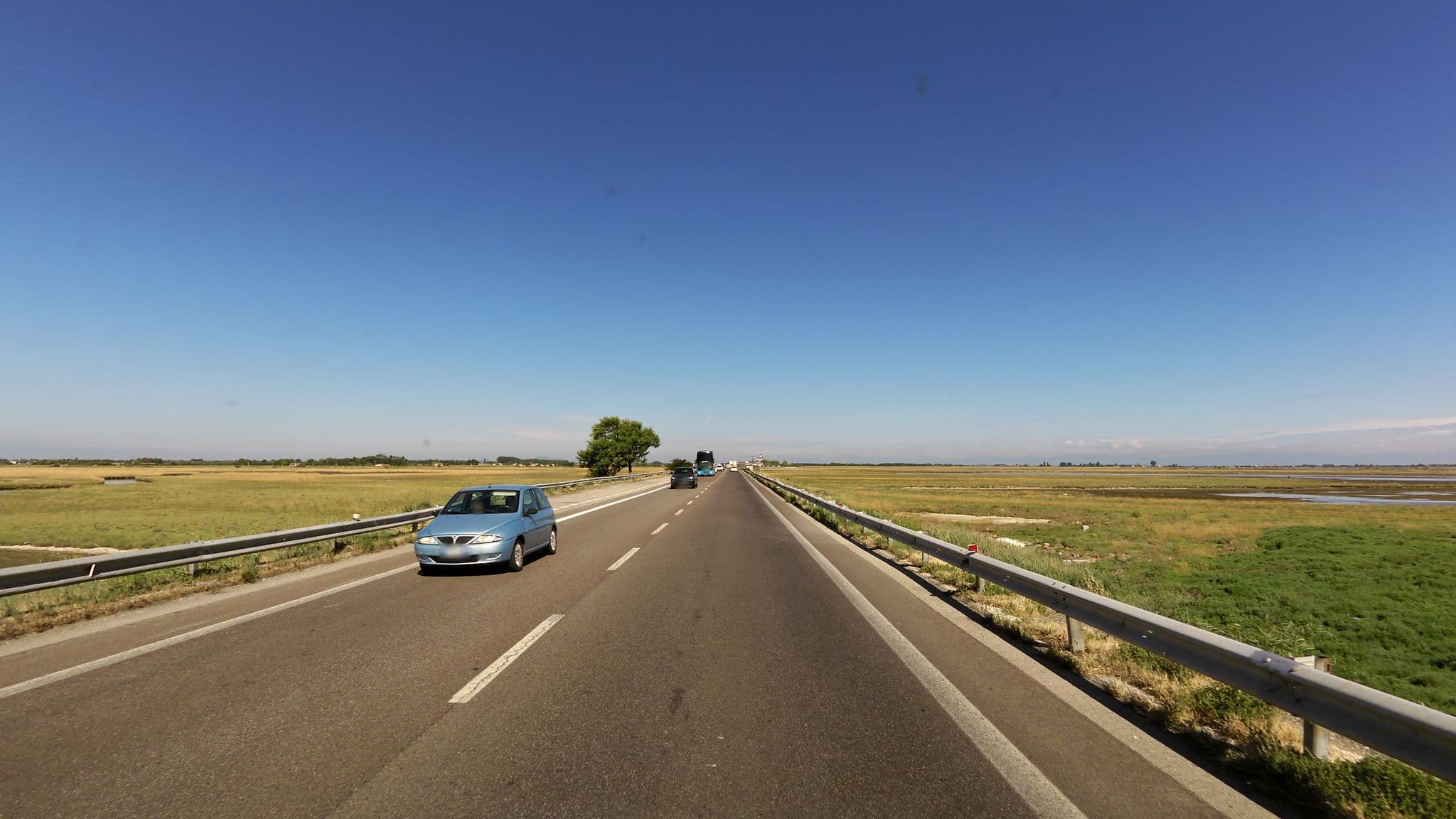 Street view near Sottomarina di Chioggia, Valli — © czmrtn (CC BY-SA · Mapillary)