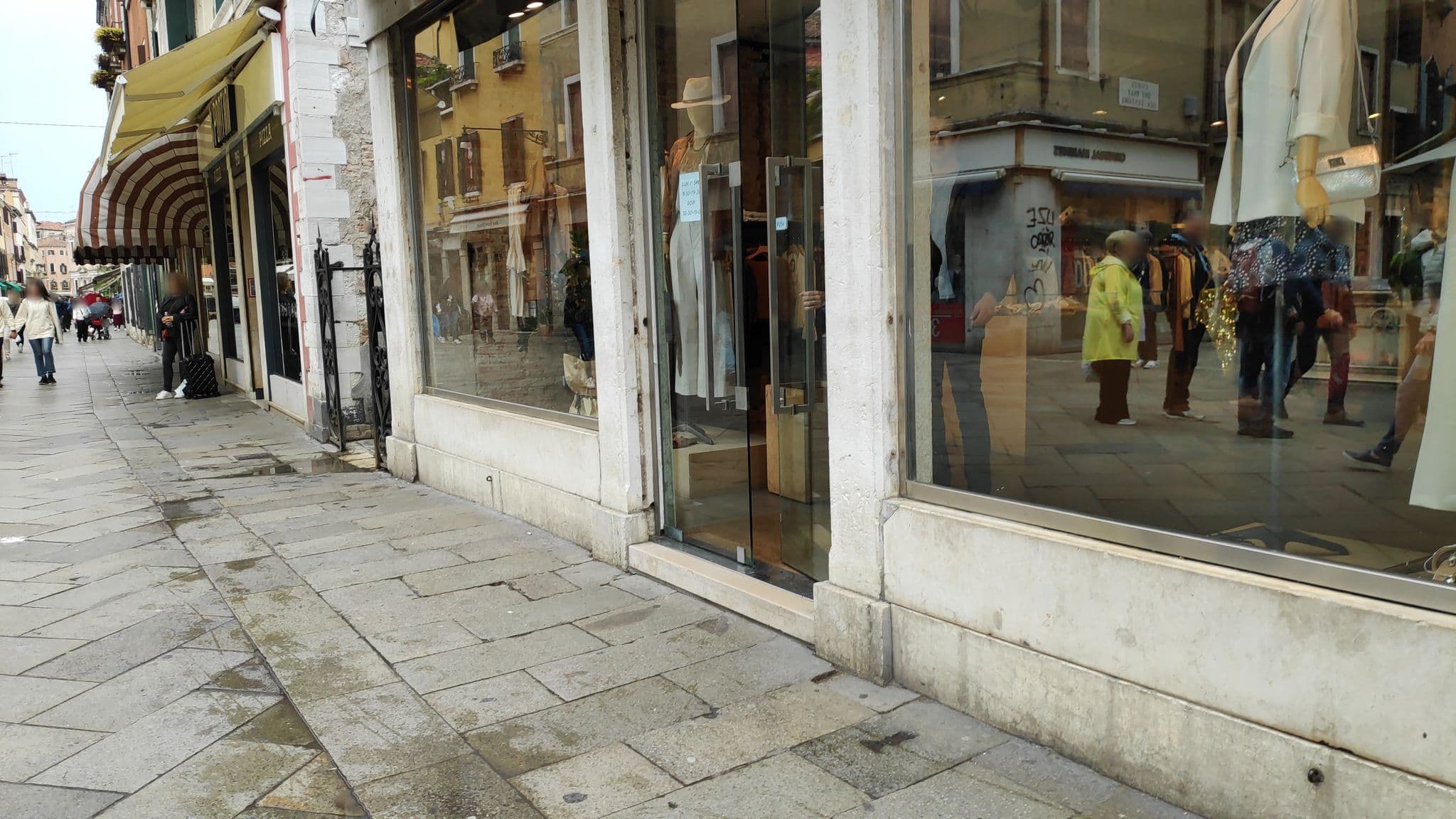 Street view near Foscari Palace, Venice — © marcuscalabresus (CC BY-SA · Mapillary)