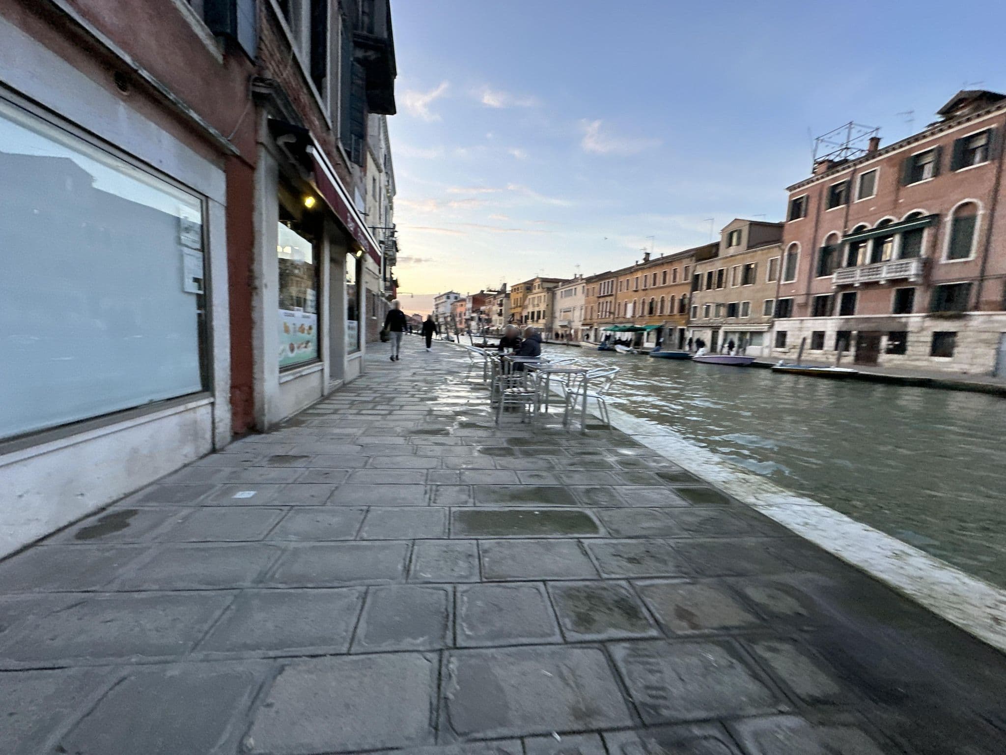 Street view near Calle Rielo great canal view, Venice — © quickness805 (CC BY-SA · Mapillary)