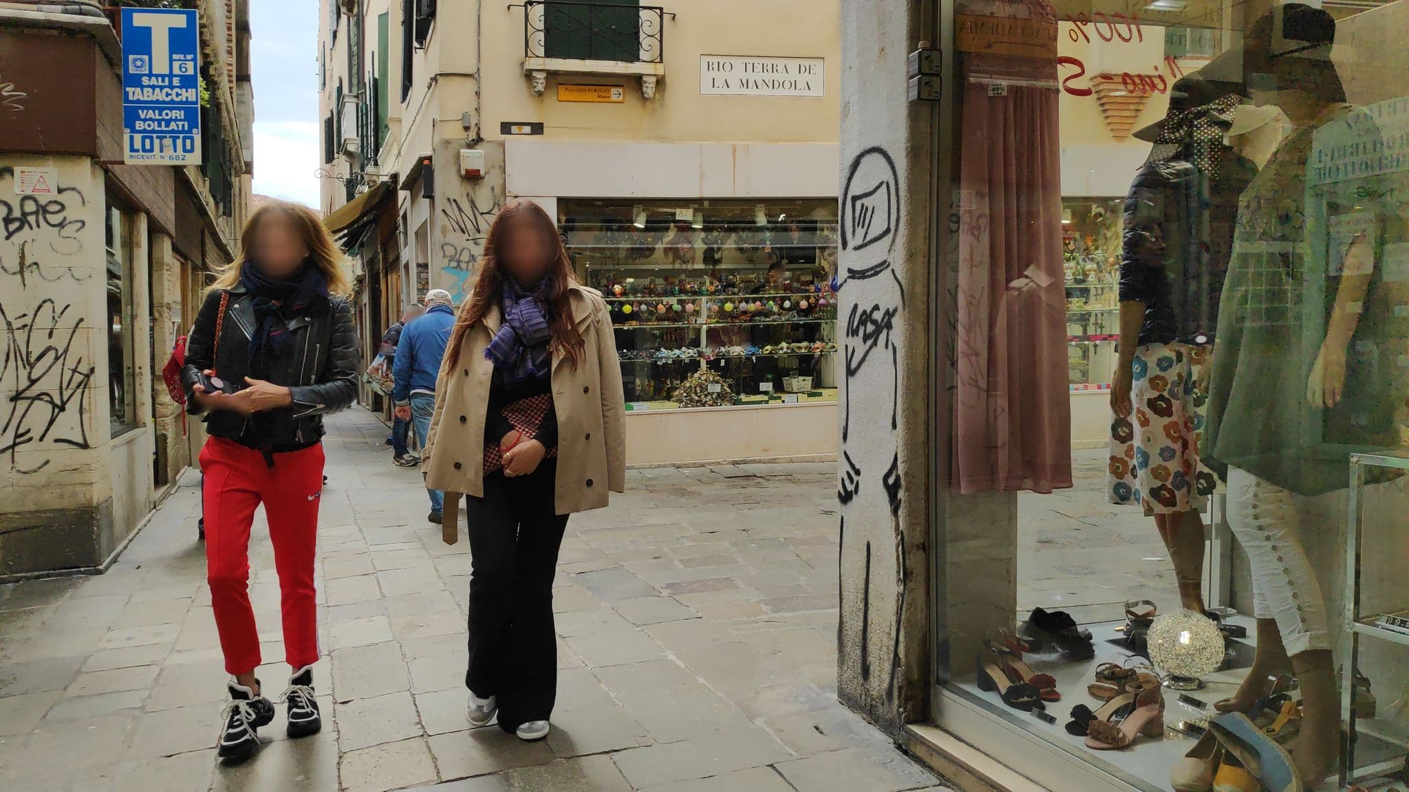Street view near Calle de la Mandola, Venice — © marcuscalabresus (CC BY-SA · Mapillary)