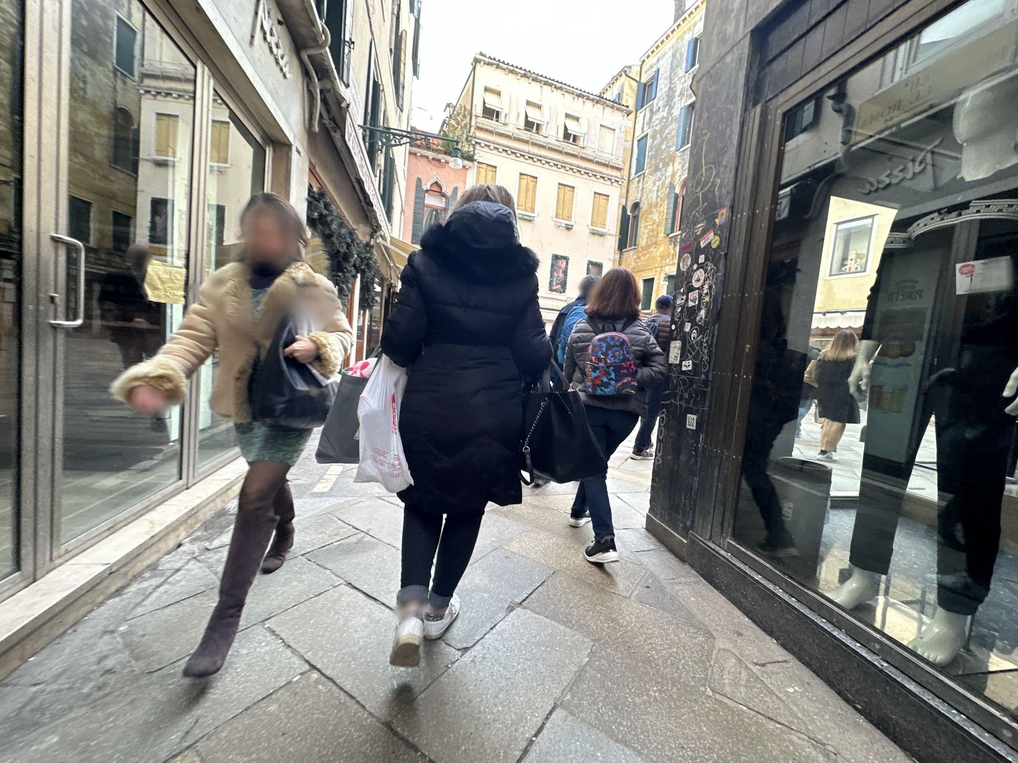 Street view near Emerald Palace Female Hostel, Venice — © quickness805 (CC BY-SA · Mapillary)