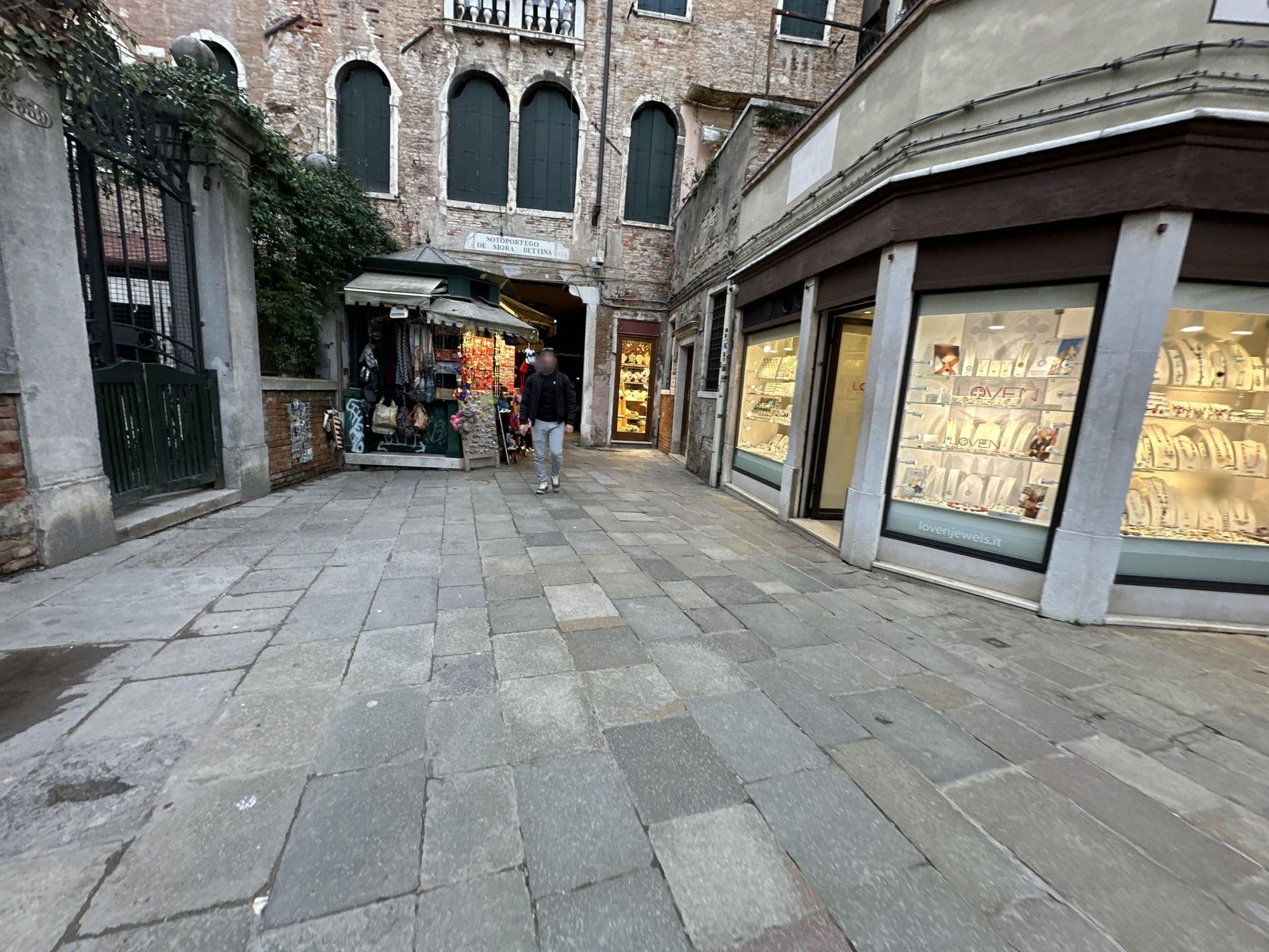 Street view near Coolapartments, Venice — © quickness805 (CC BY-SA · Mapillary)