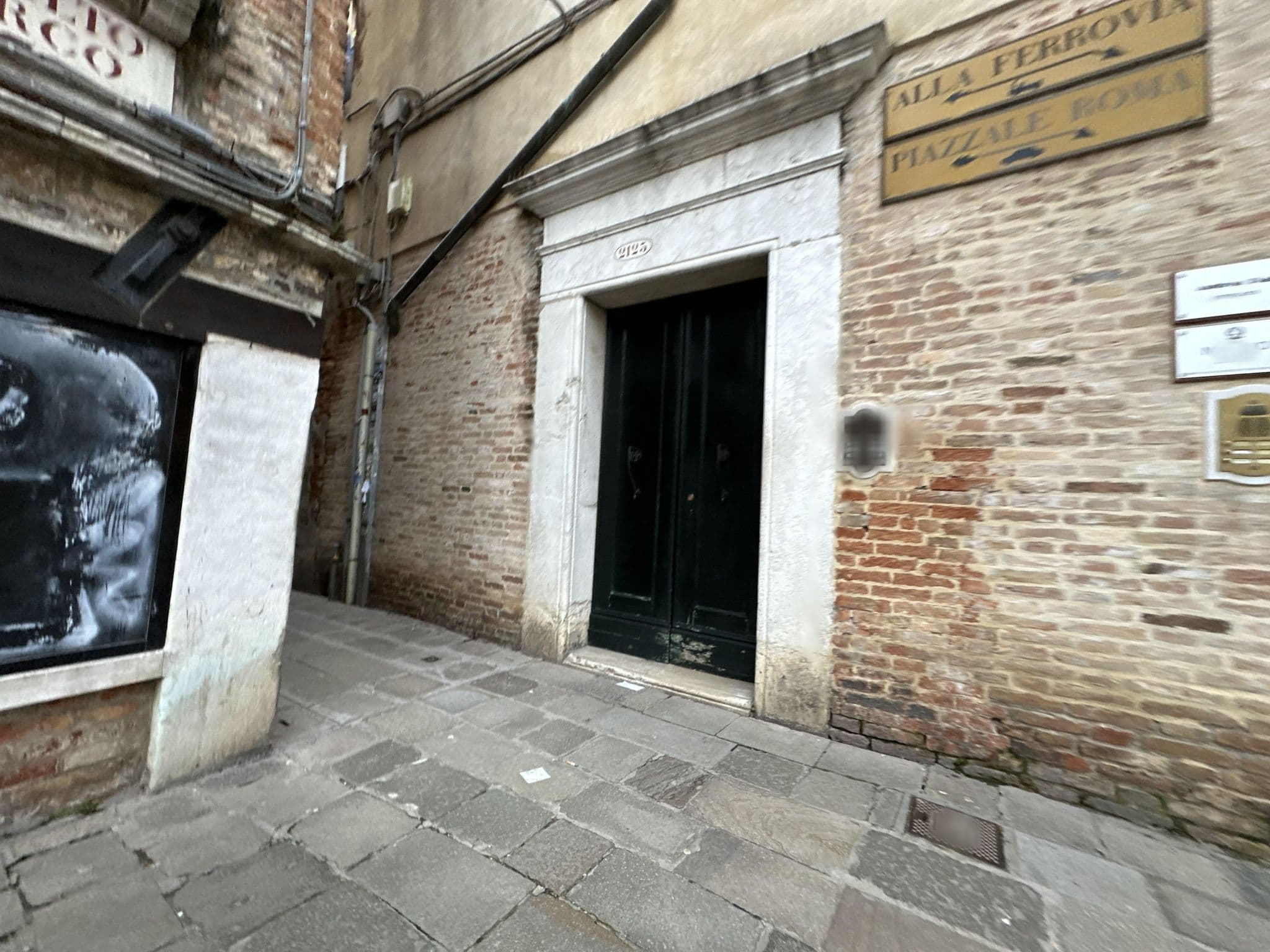 Street view near All'Antiquario, Venice — © quickness805 (CC BY-SA · Mapillary)