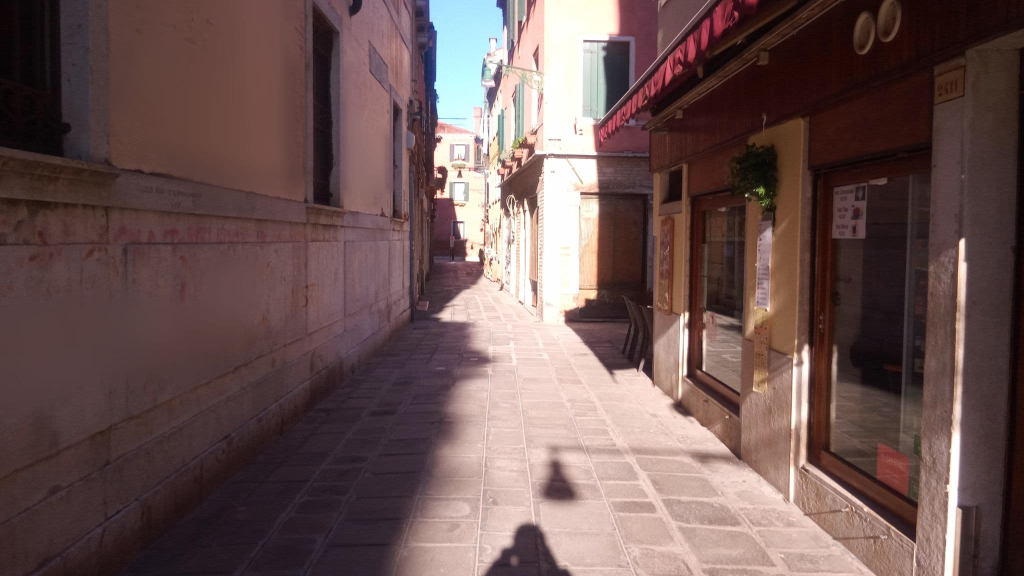 Street view near Crystal Venice, Venice — © alesarrett (CC BY-SA · Mapillary)