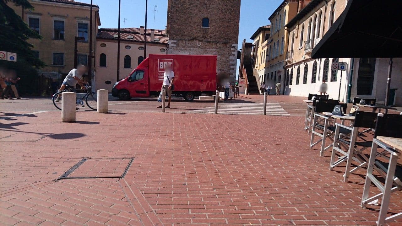 Street view near Aurora SNC di Dong Naifeng & Chen Zhao Shu, Mestre — © voschix (CC BY-SA · Mapillary)