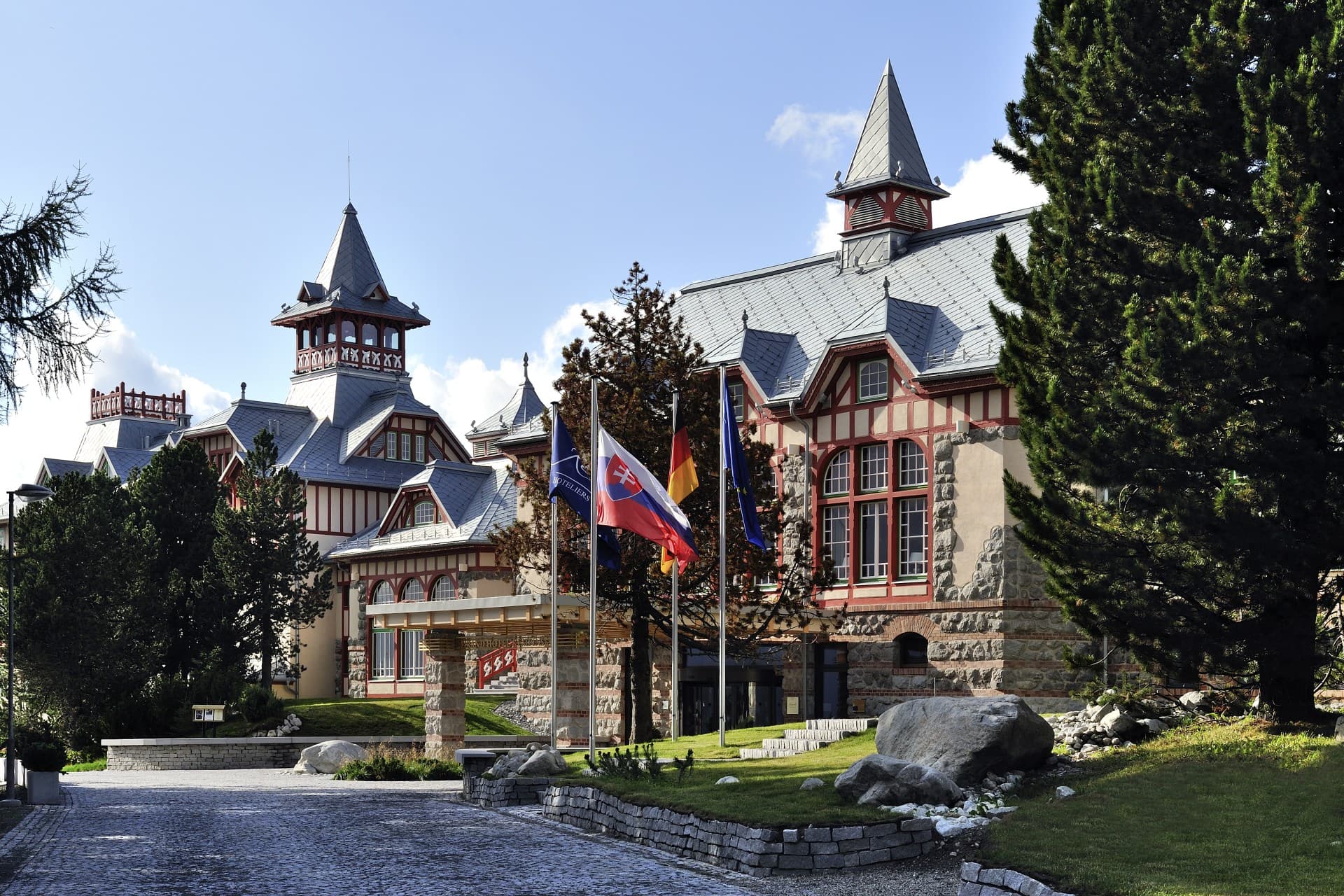 Grand Hotel Kempinski High Tatras (via Wikimedia Commons, CC BY-SA 3.0)