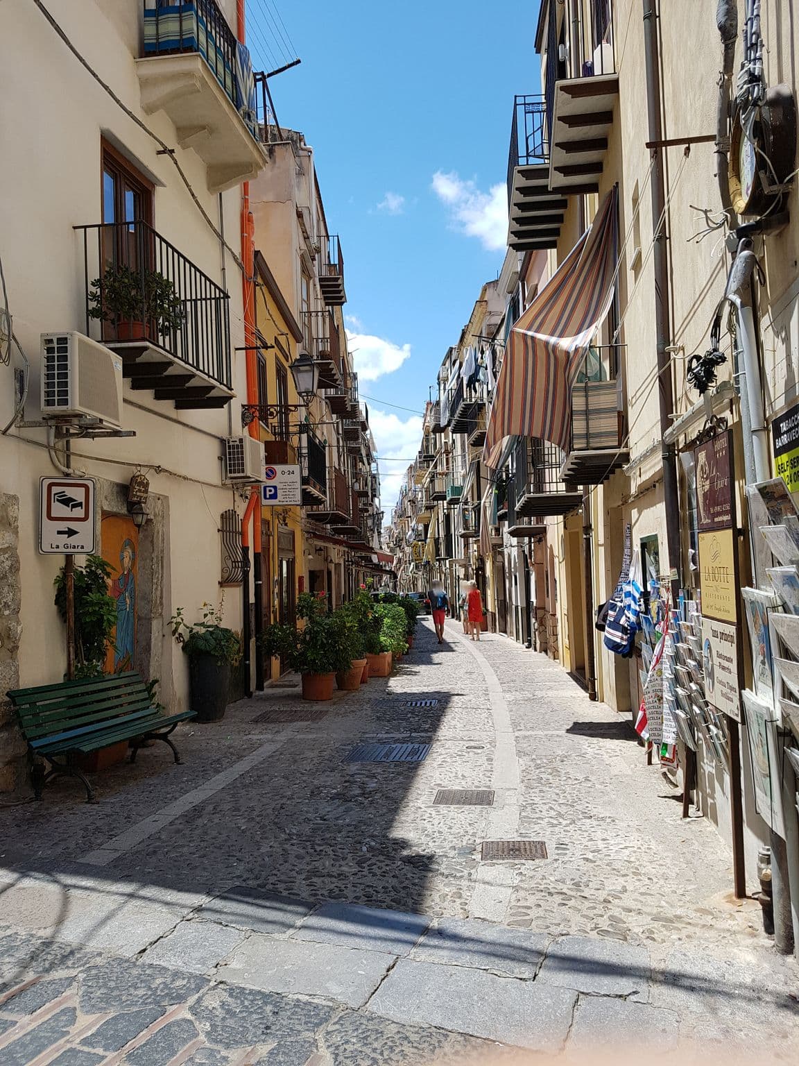 Street view near B&B La Rocca, Cefalù — © bernardvoyageur (CC BY-SA · Mapillary)