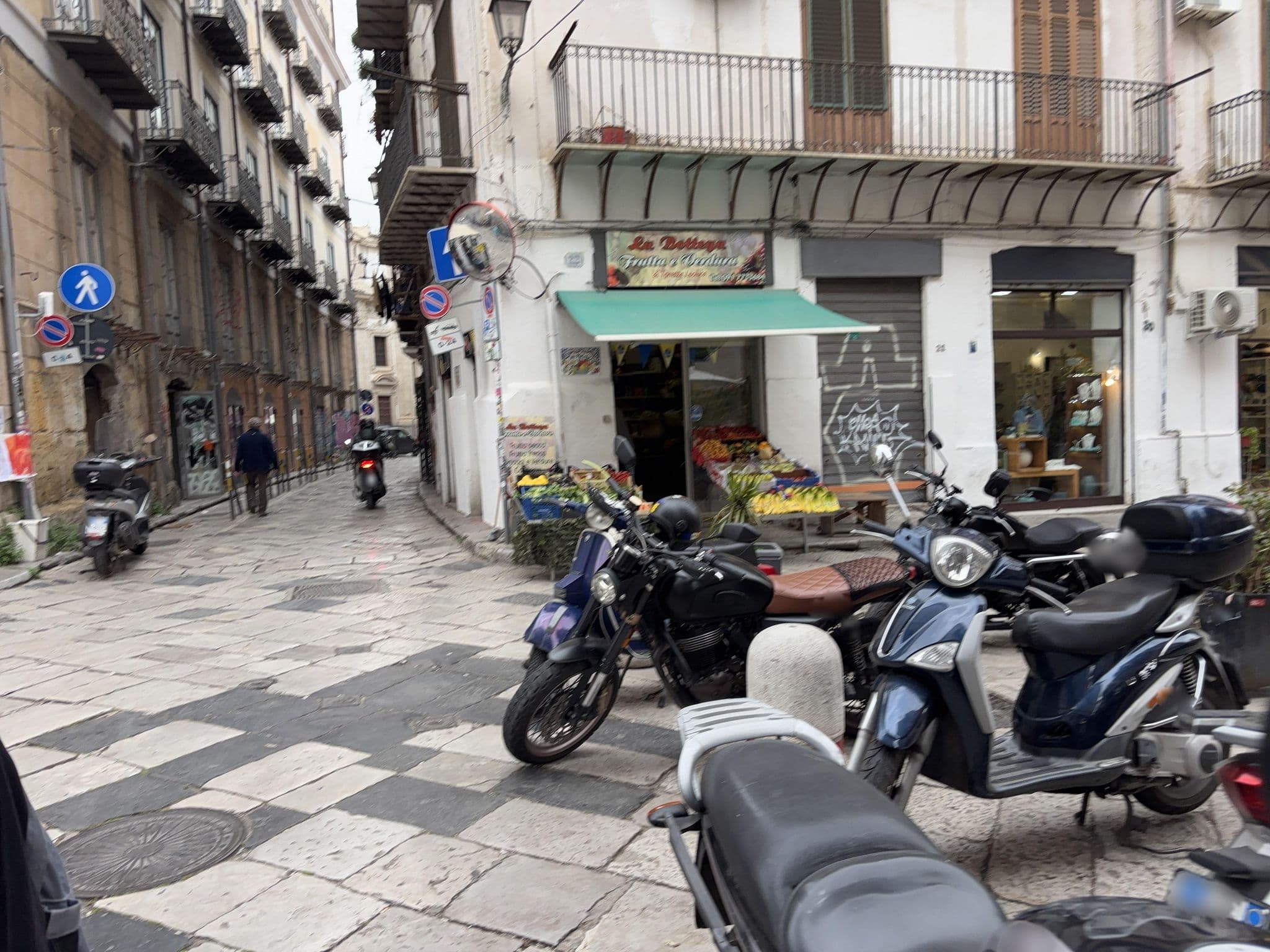 Street view near Aragona 15, Palermo — © robot8a (CC BY-SA · Mapillary)