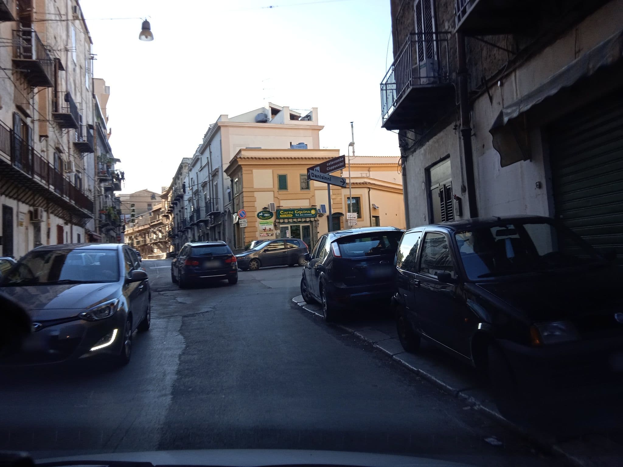 Street view near Residenza Normanna, Palermo — © roberto_inzerillo (CC BY-SA · Mapillary)