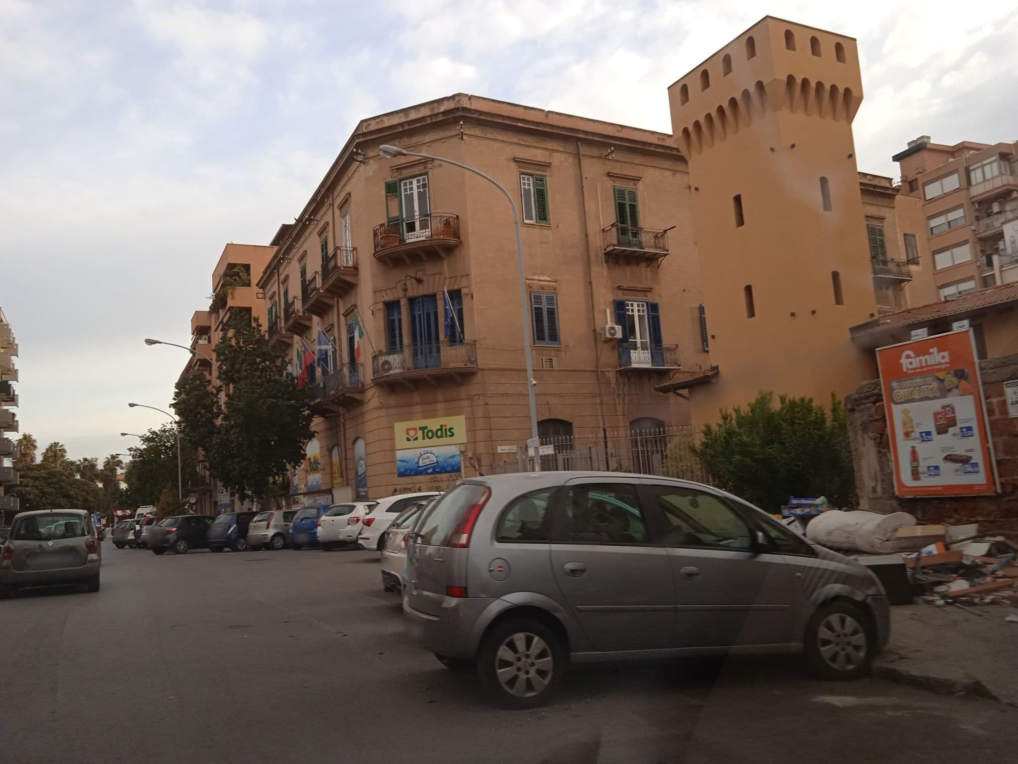 Street view near La Torre di Re Federico, Palermo — © p8fy9y9fs (CC BY-SA · Mapillary)