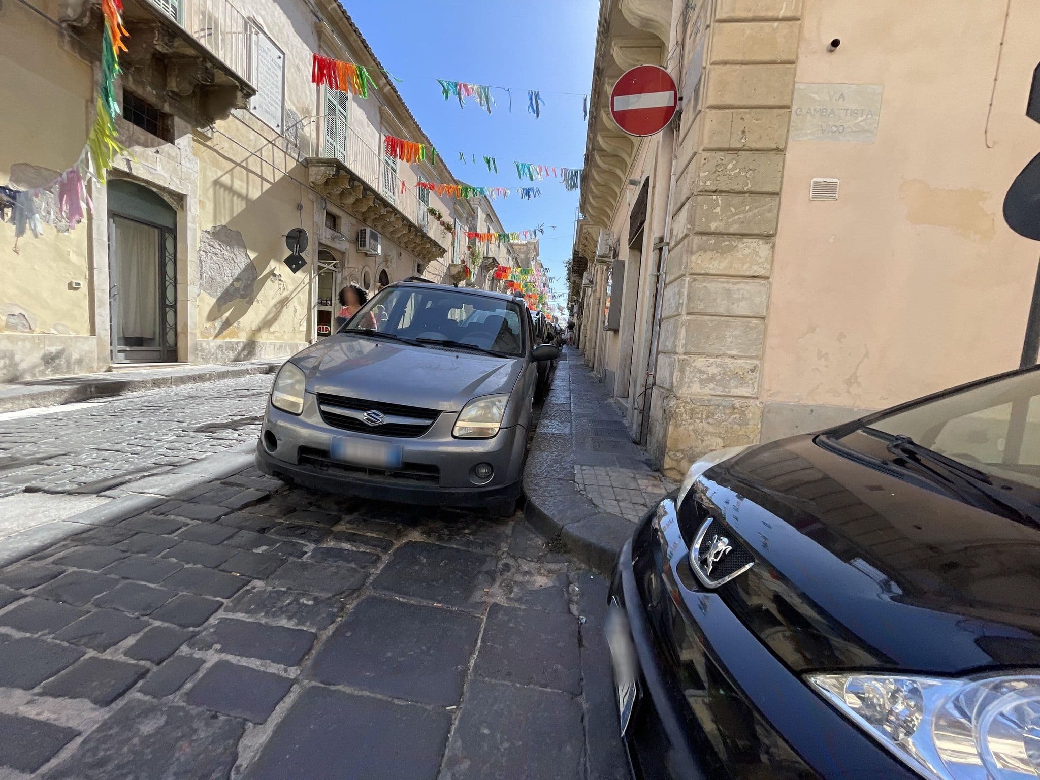 Street view near Central Apartments, Noto — © asturksever (CC BY-SA · Mapillary)