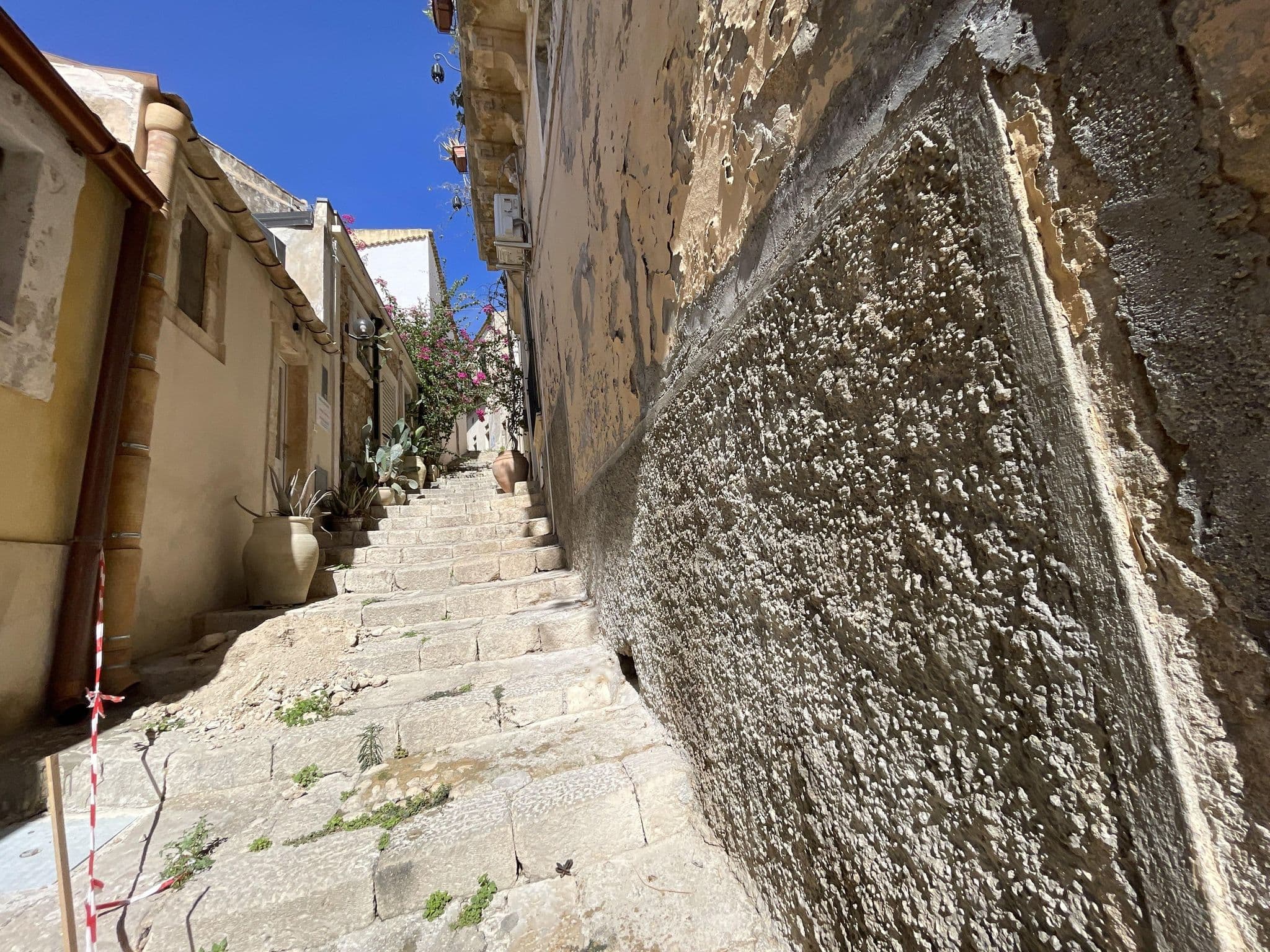 Street view near Intalloi, Noto — © asturksever (CC BY-SA · Mapillary)