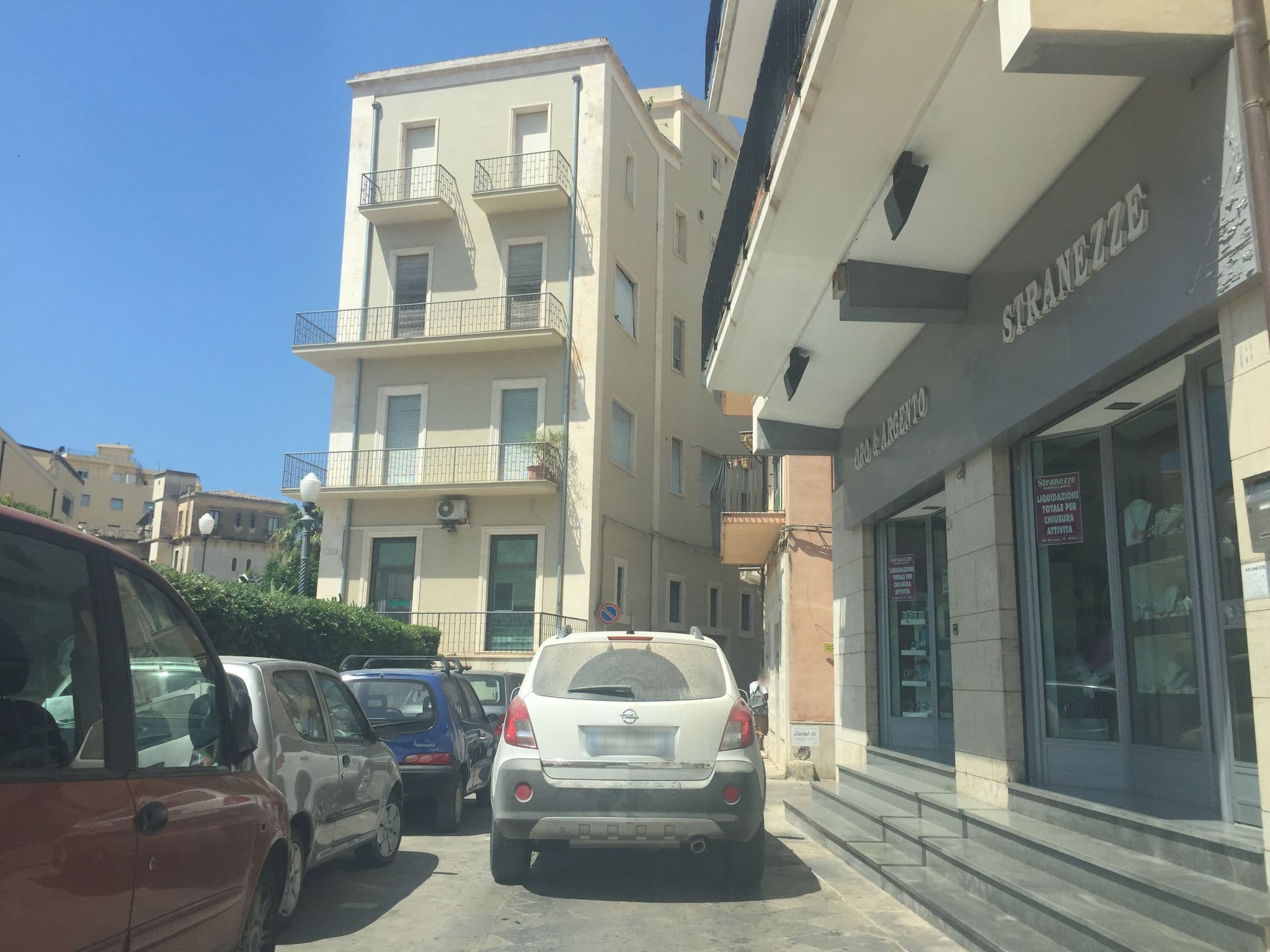 Street view near Belmond Grand Hotel Timeo, Via Teatro Greco, 59, 98039 Taormina ME, İtalya, Scicli — © nisselson (CC BY-SA · Mapillary)