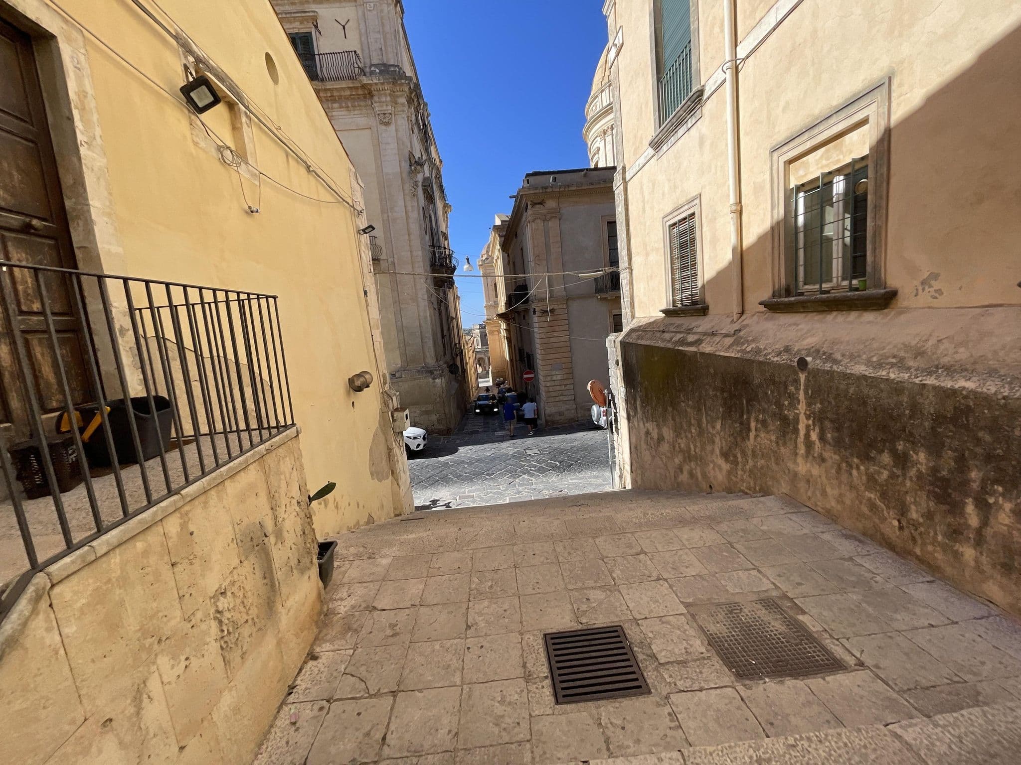 Street view near B&B Conte di Cavour, Noto — © asturksever (CC BY-SA · Mapillary)