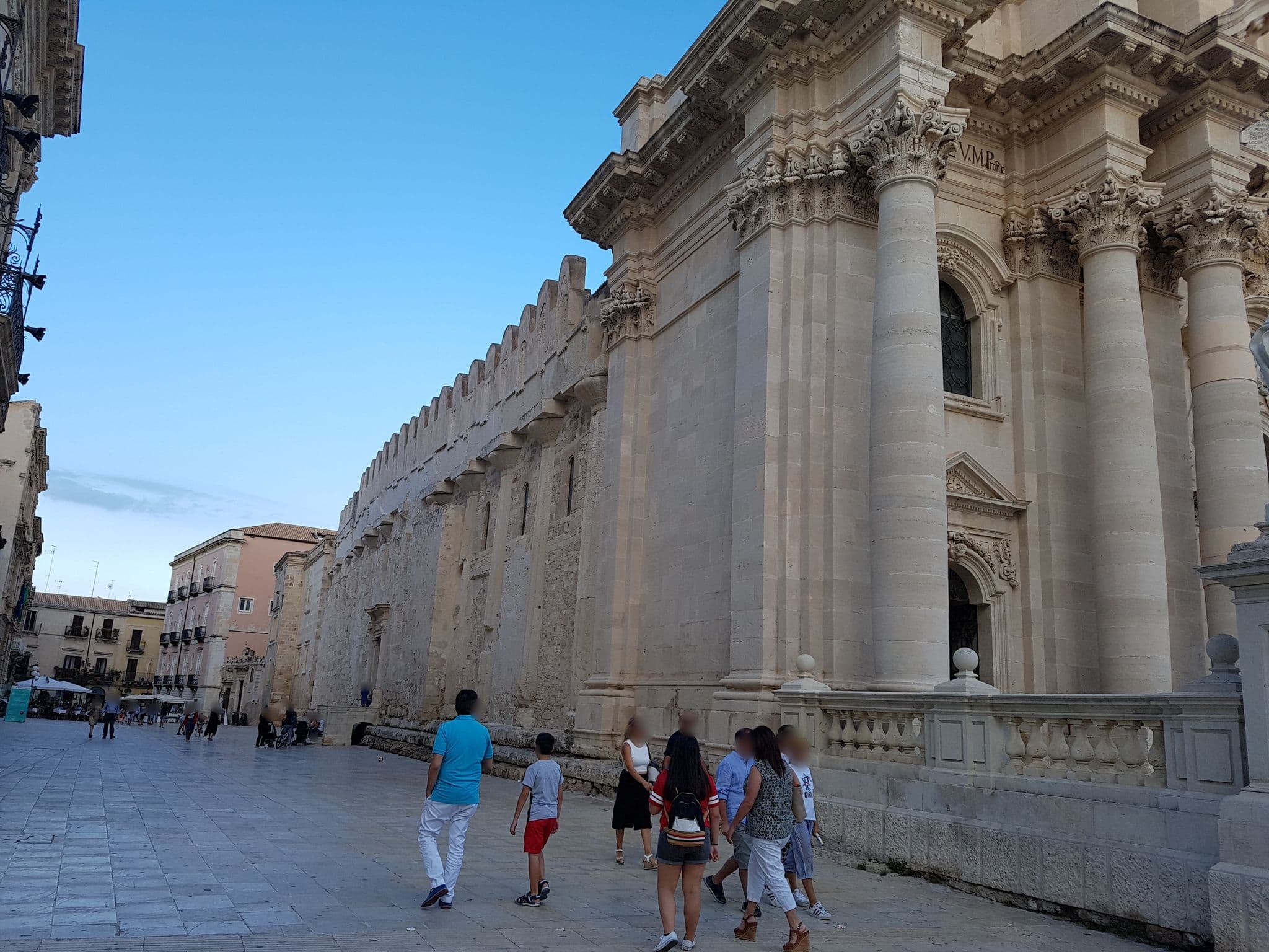 Street view near Il Duomo, Siracusa — © bernardvoyageur (CC BY-SA · Mapillary)