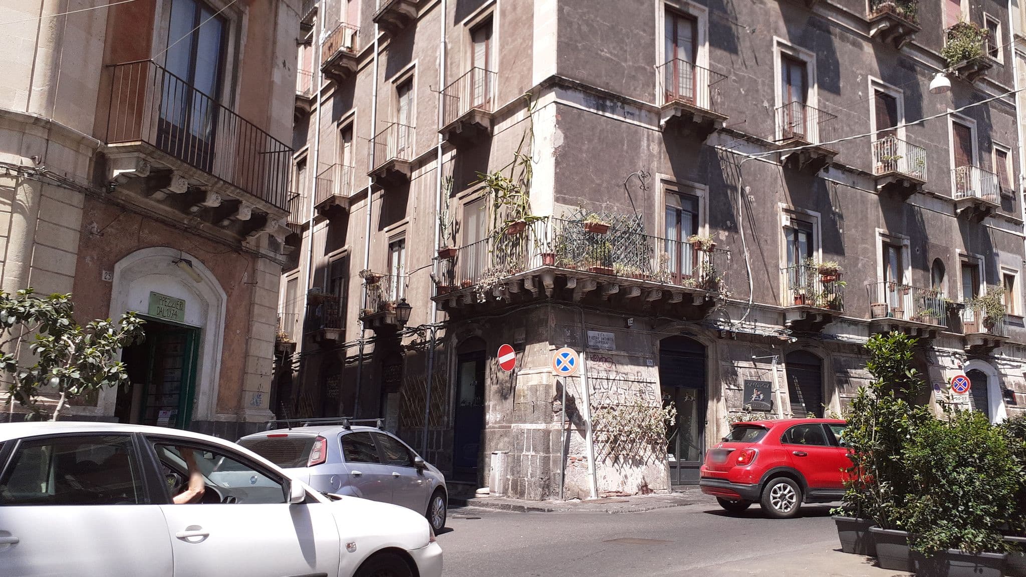 Street view near B&B Gem de luxe, Catania — © agliatav (CC BY-SA · Mapillary)