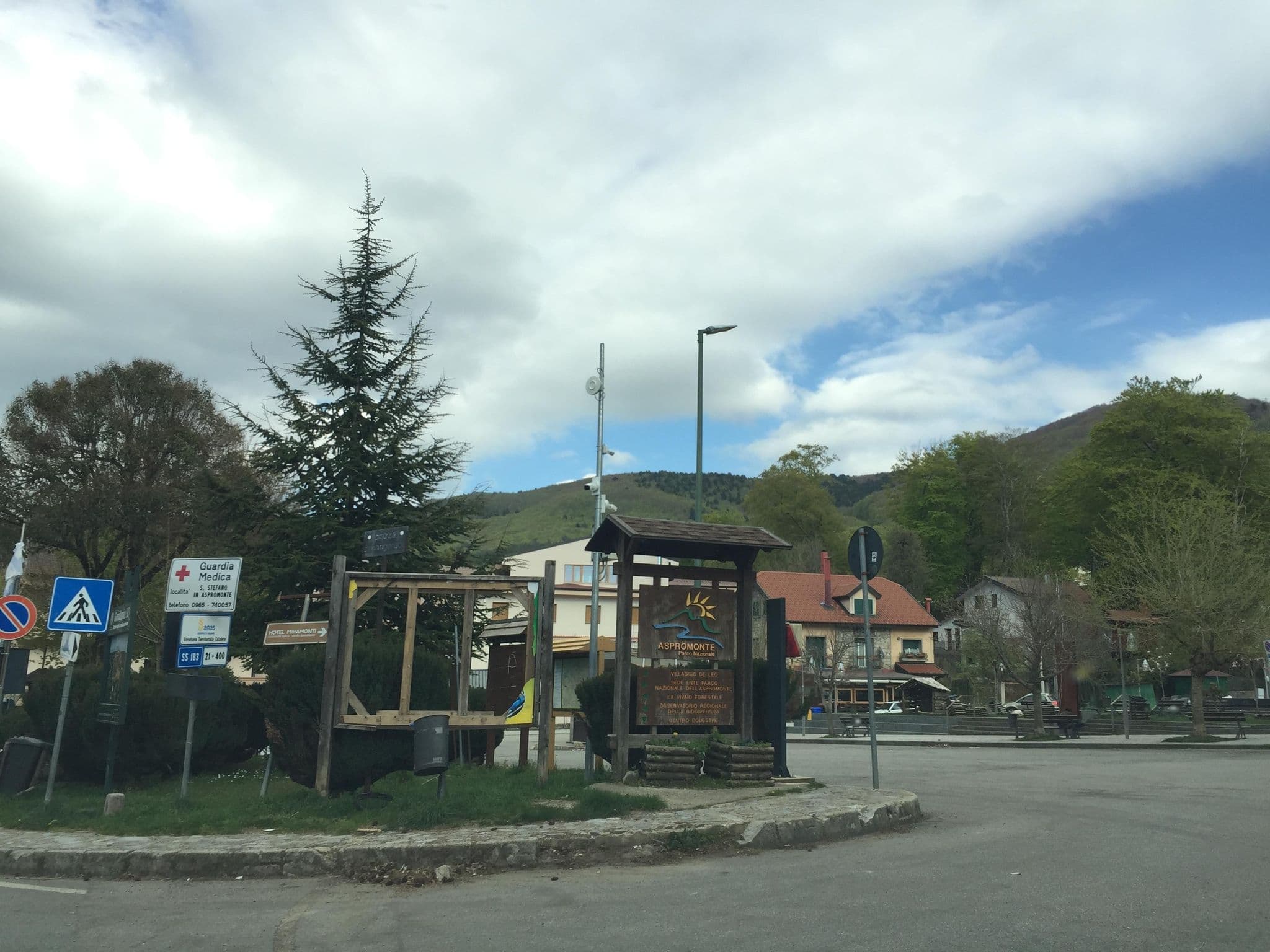Street view near Hotel Centrale Santo Stefano in Aspromonte, Delianuova — © igorzo (CC BY-SA · Mapillary)