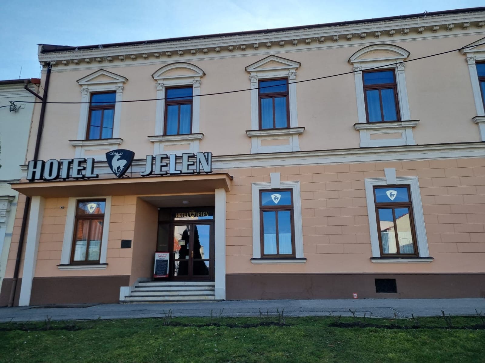 Hotel Jeleň (via Wikimedia Commons, CC0)