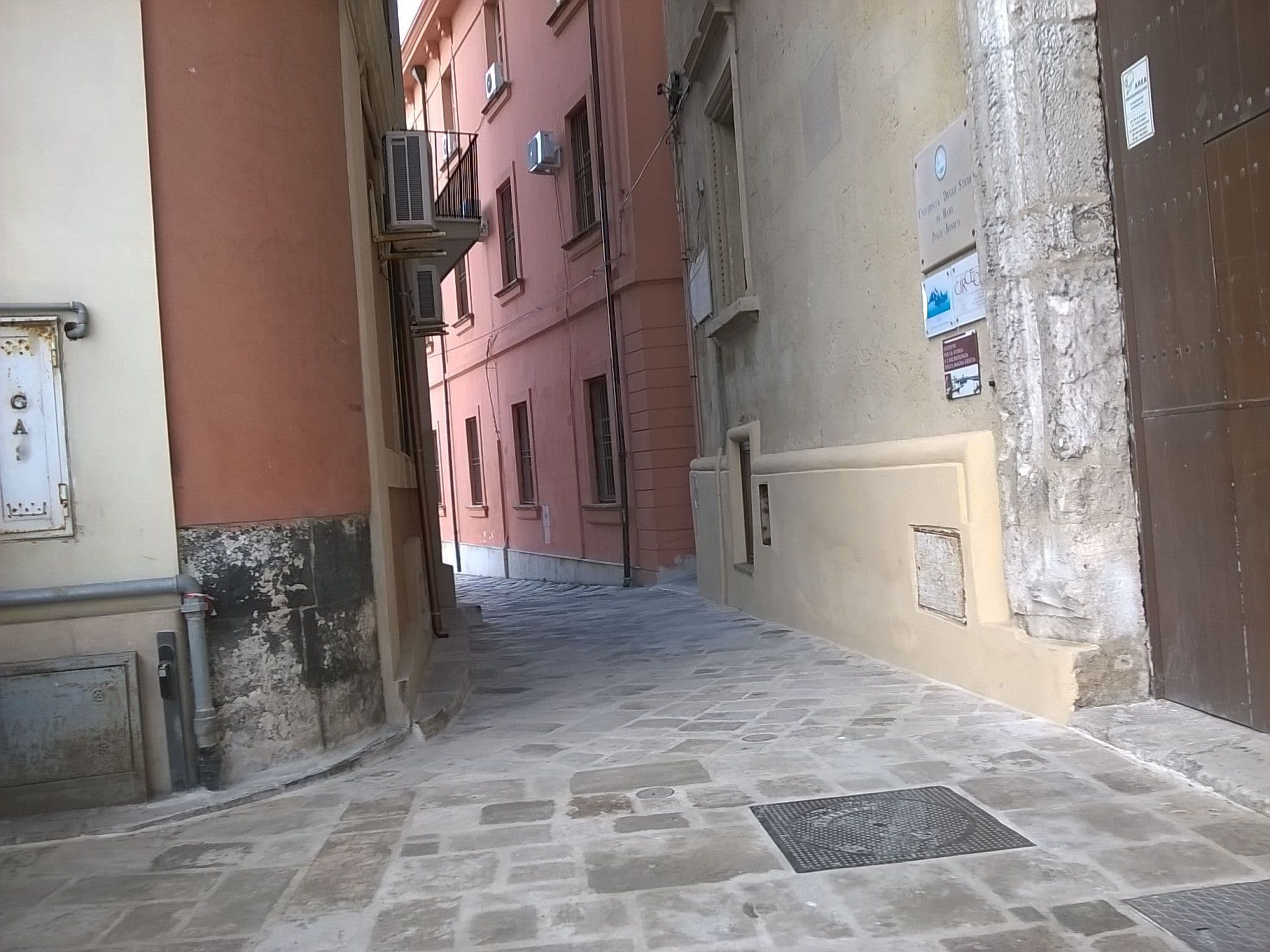 Street view near Suite11 B&B, Taranto — © giantar (CC BY-SA · Mapillary)