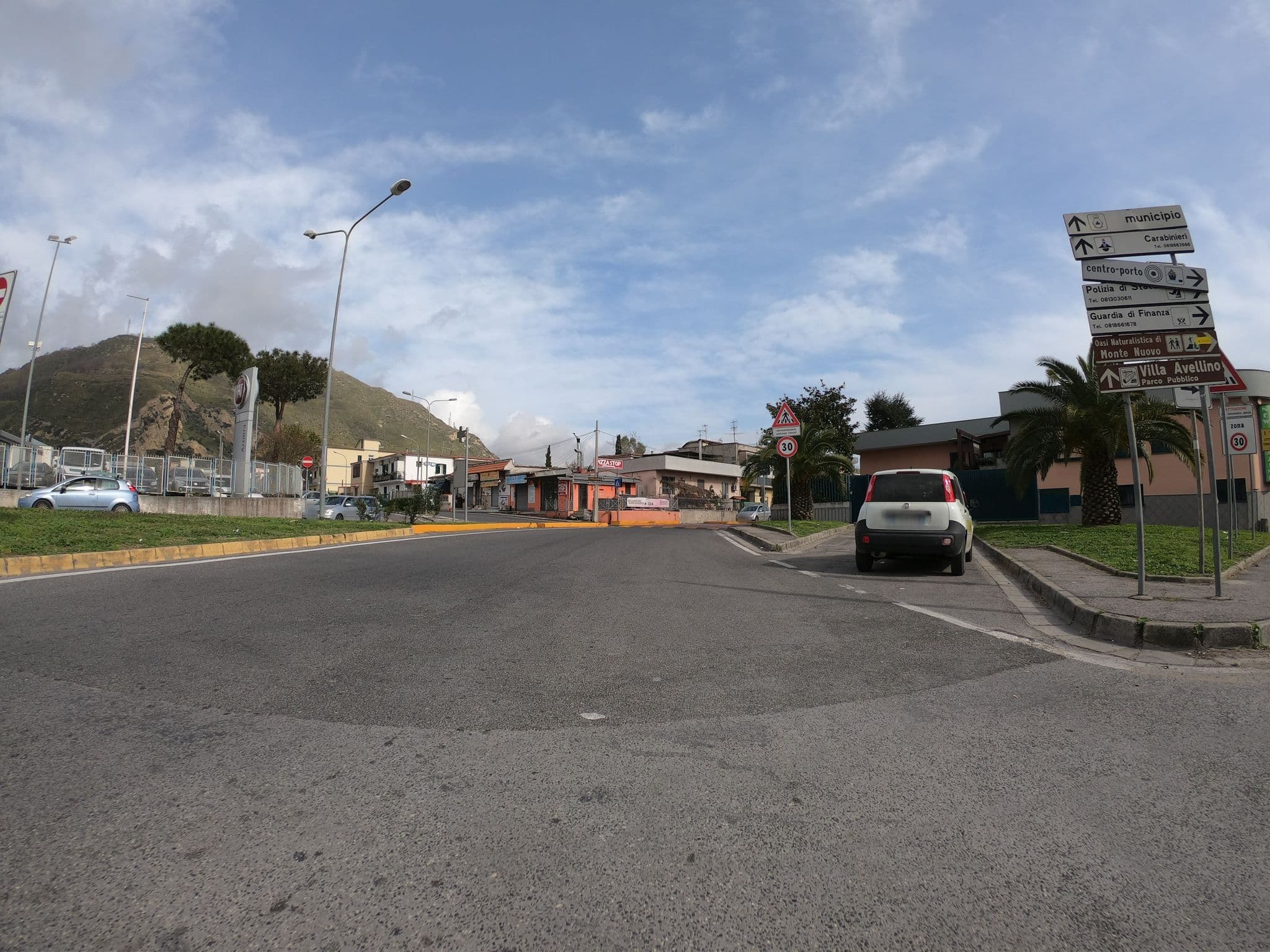 Street view near Albergo Mini Hotel, Pozzuoli — © richlv (CC BY-SA · Mapillary)