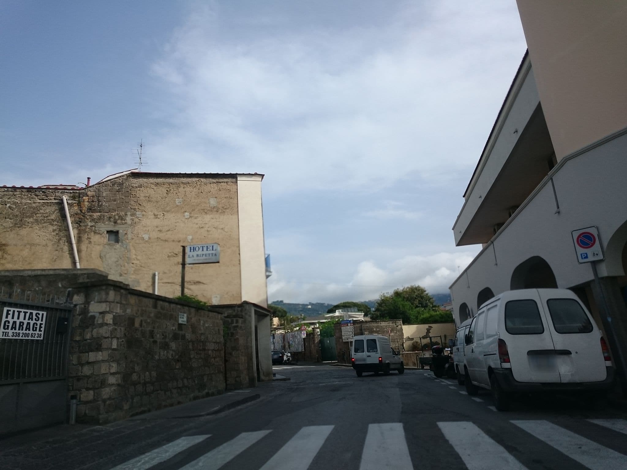 Street view near Hotel La Ripetta, Meta — © dhuyp (CC BY-SA · Mapillary)
