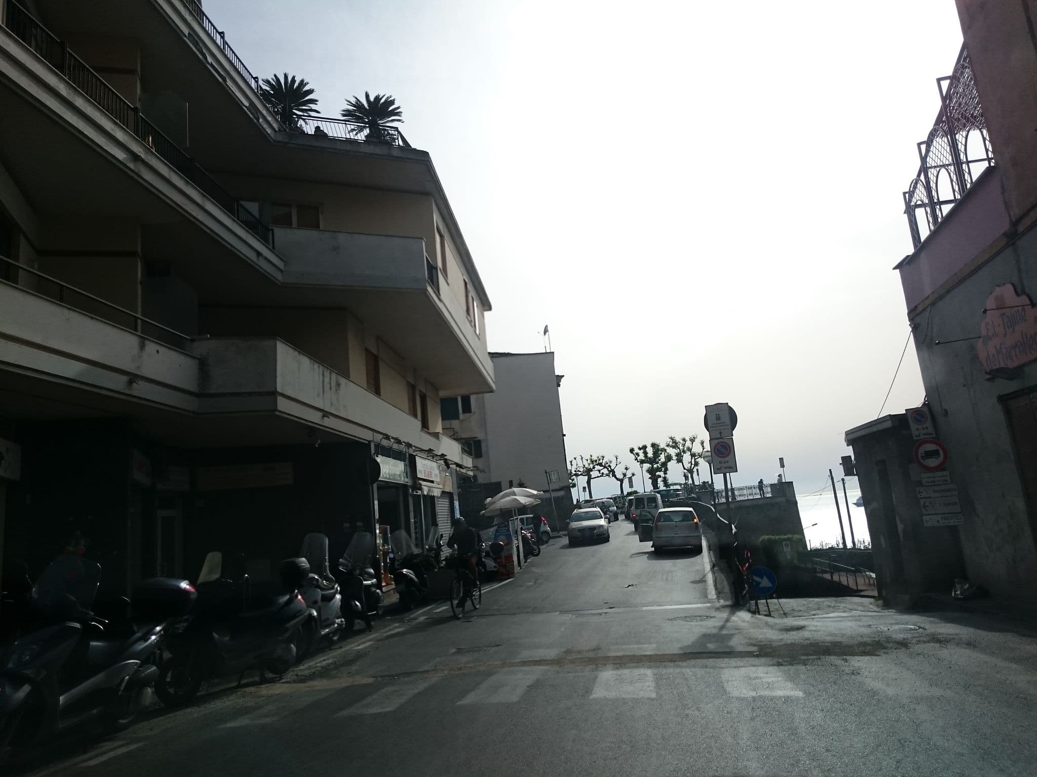Street view near Blue Oasis, Meta — © dhuyp (CC BY-SA · Mapillary)