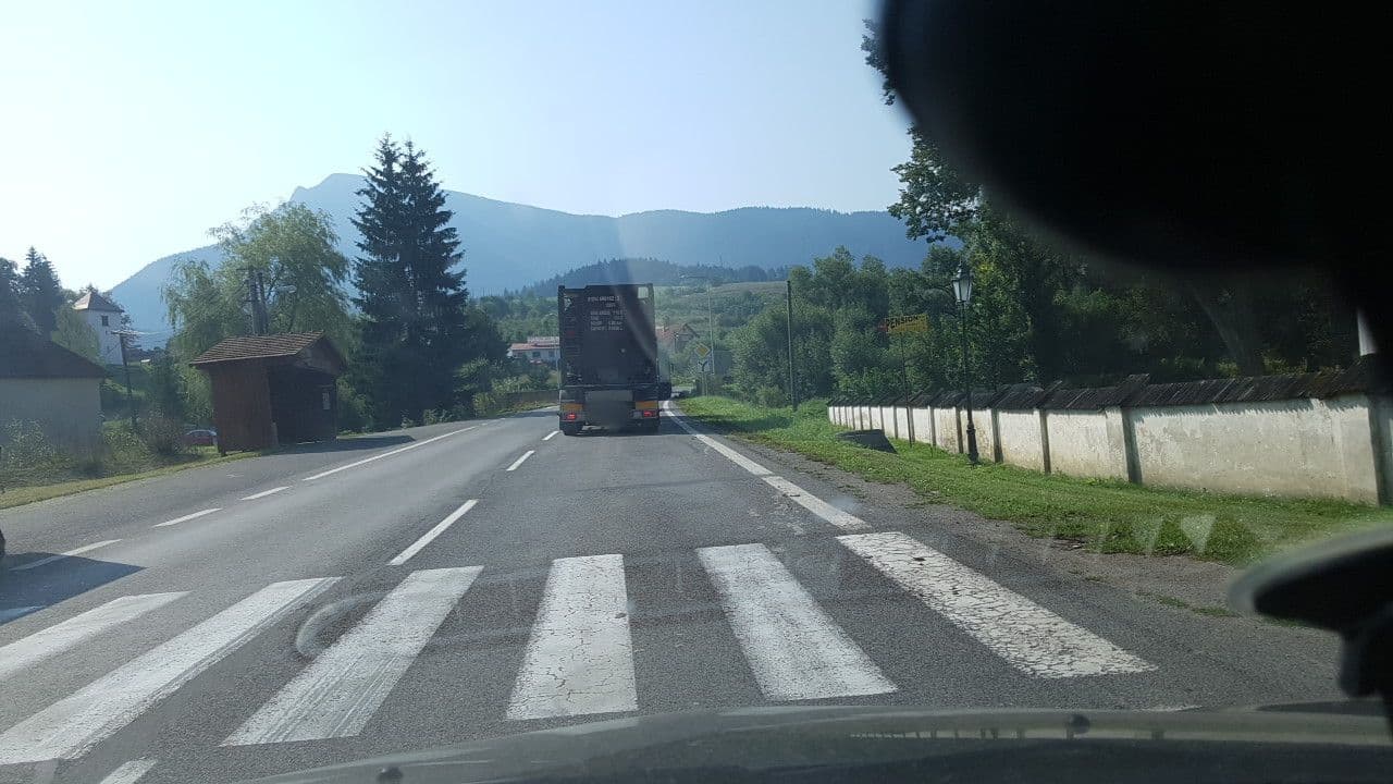 Street view near Kaštieľ Kubínyi, Dolný Kubín — © mik007 (CC BY-SA · Mapillary)