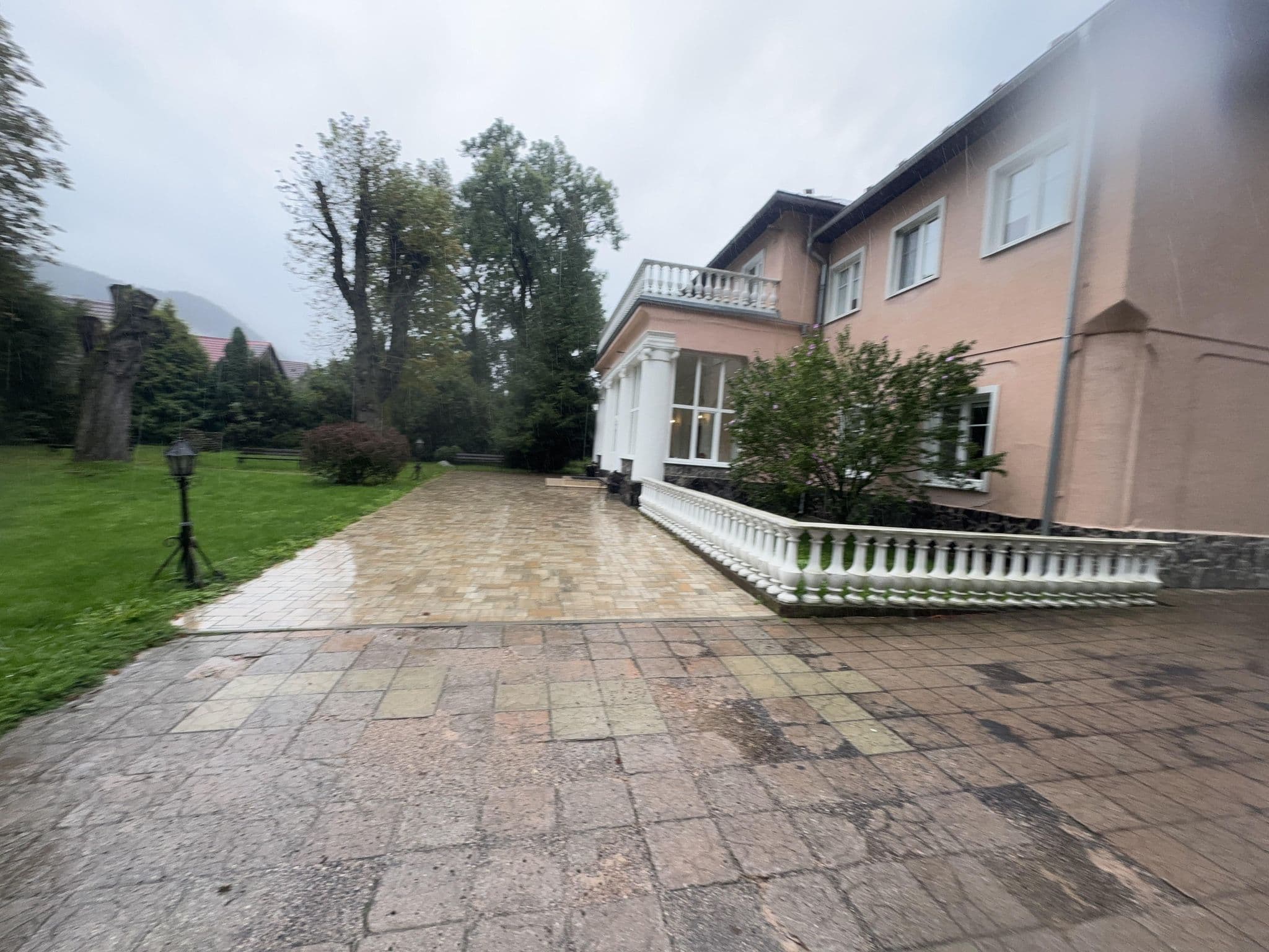 Street view near Svätojánsky kaštieľ, Liptovský Hrádok — © filiphanes (CC BY-SA · Mapillary)