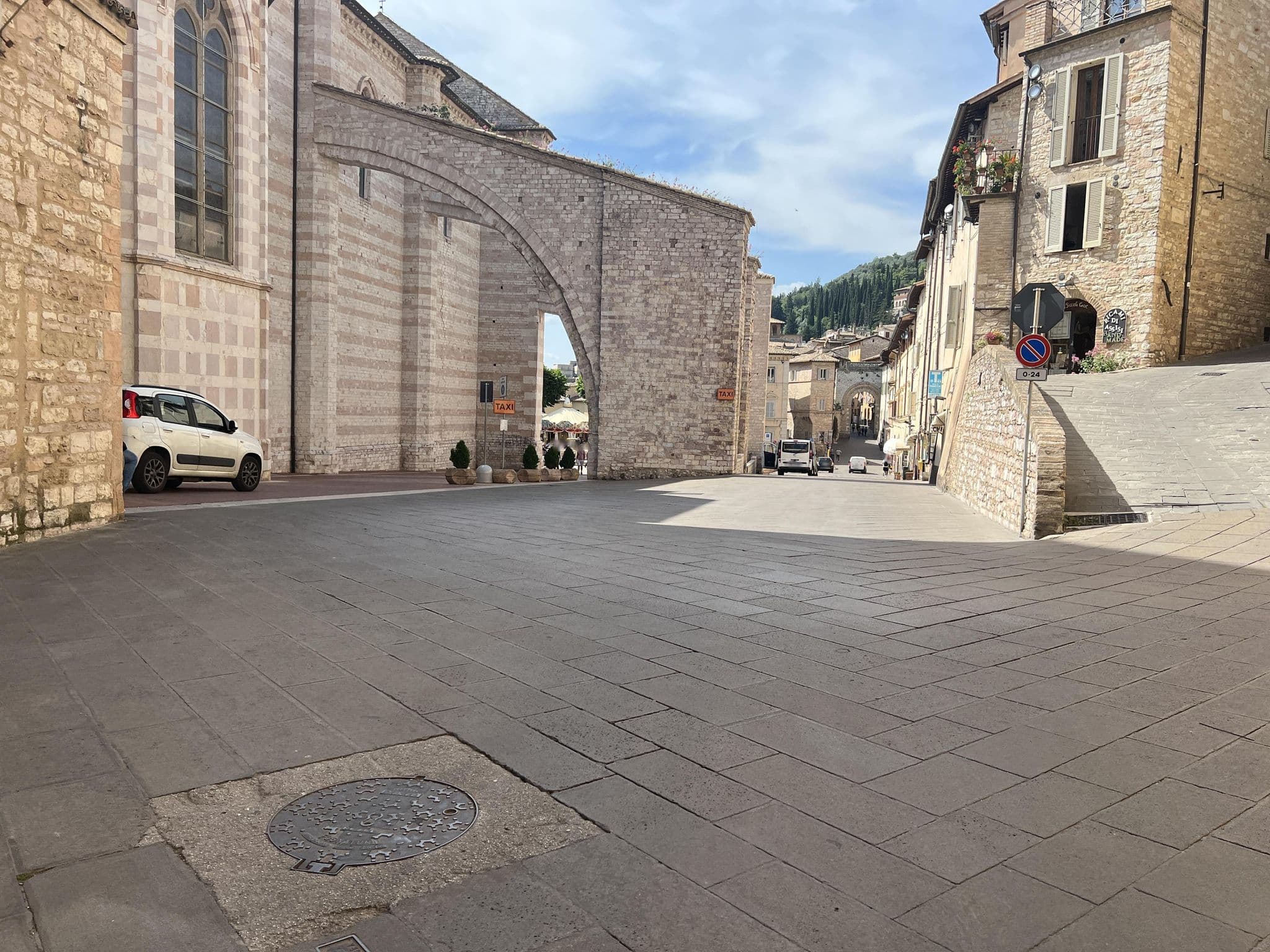 Street view near B&B Il Chiostro Assisi, Assisi — © igorzo (CC BY-SA · Mapillary)