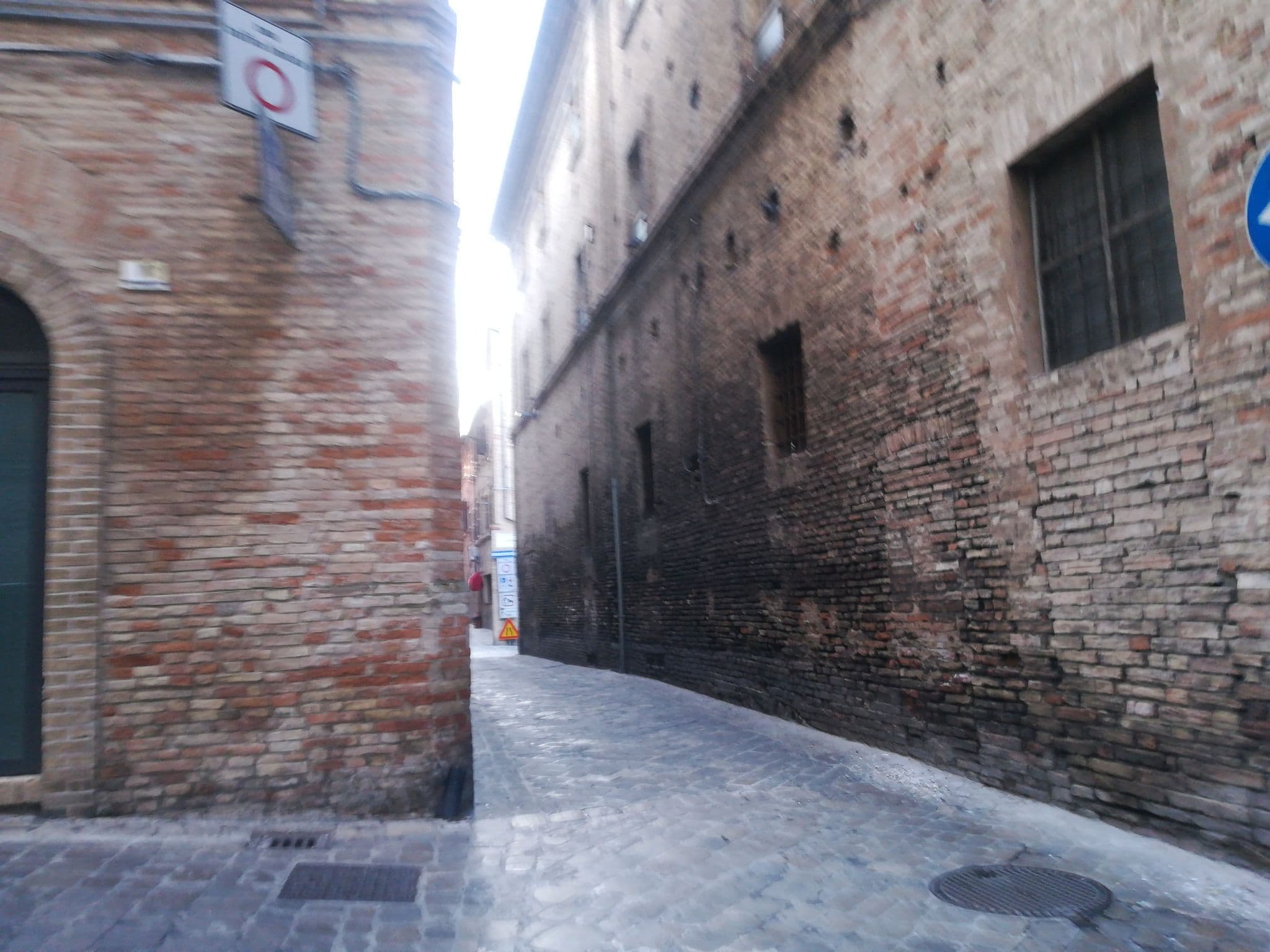 Street view near Pensione da Rosa di Zenobi Antonia, Macerata — © jeawrong (CC BY-SA · Mapillary)