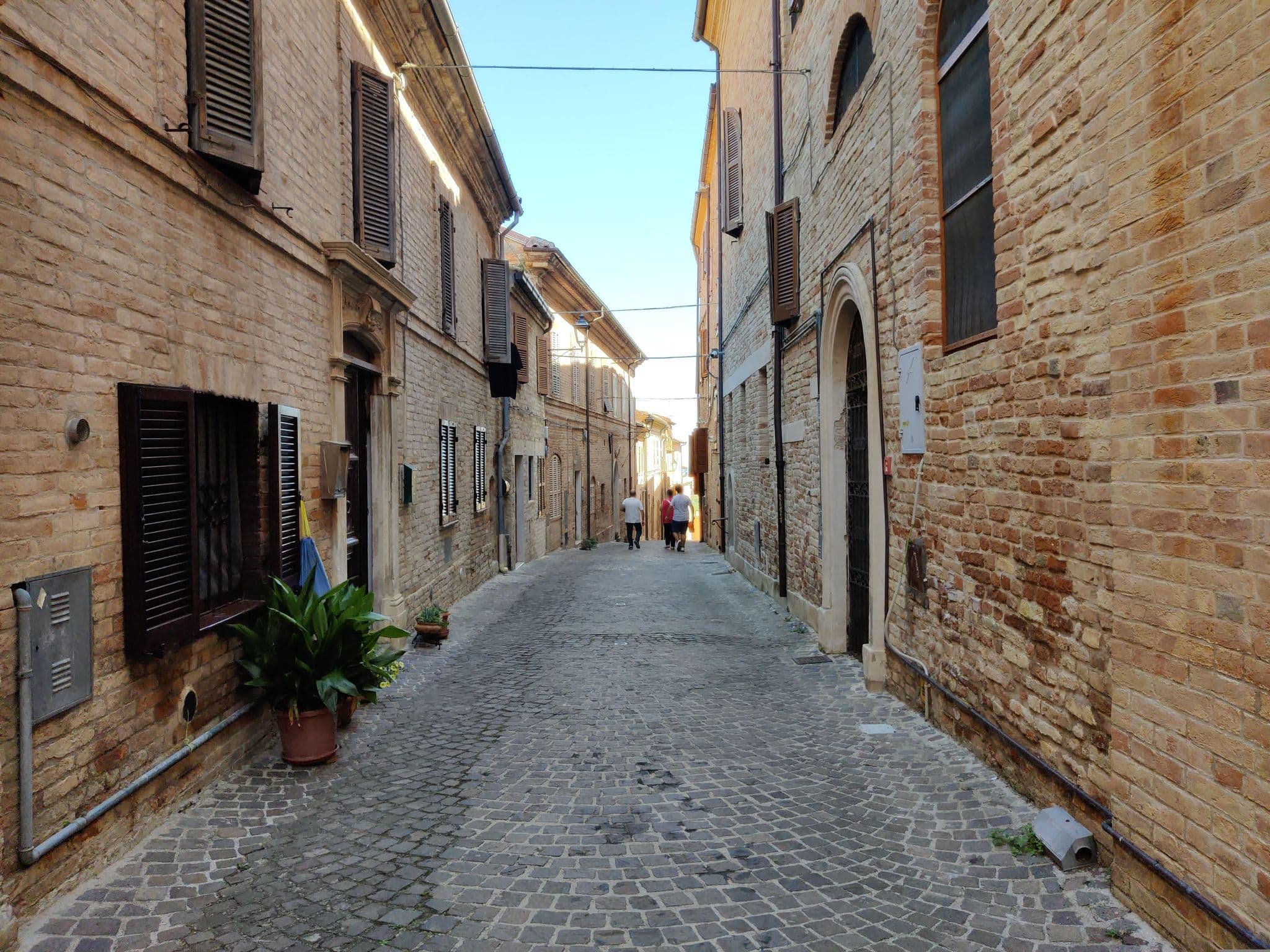 Street view near Casa Massinius, Montefiore dell'Aso — © evvemoscia (CC BY-SA · Mapillary)