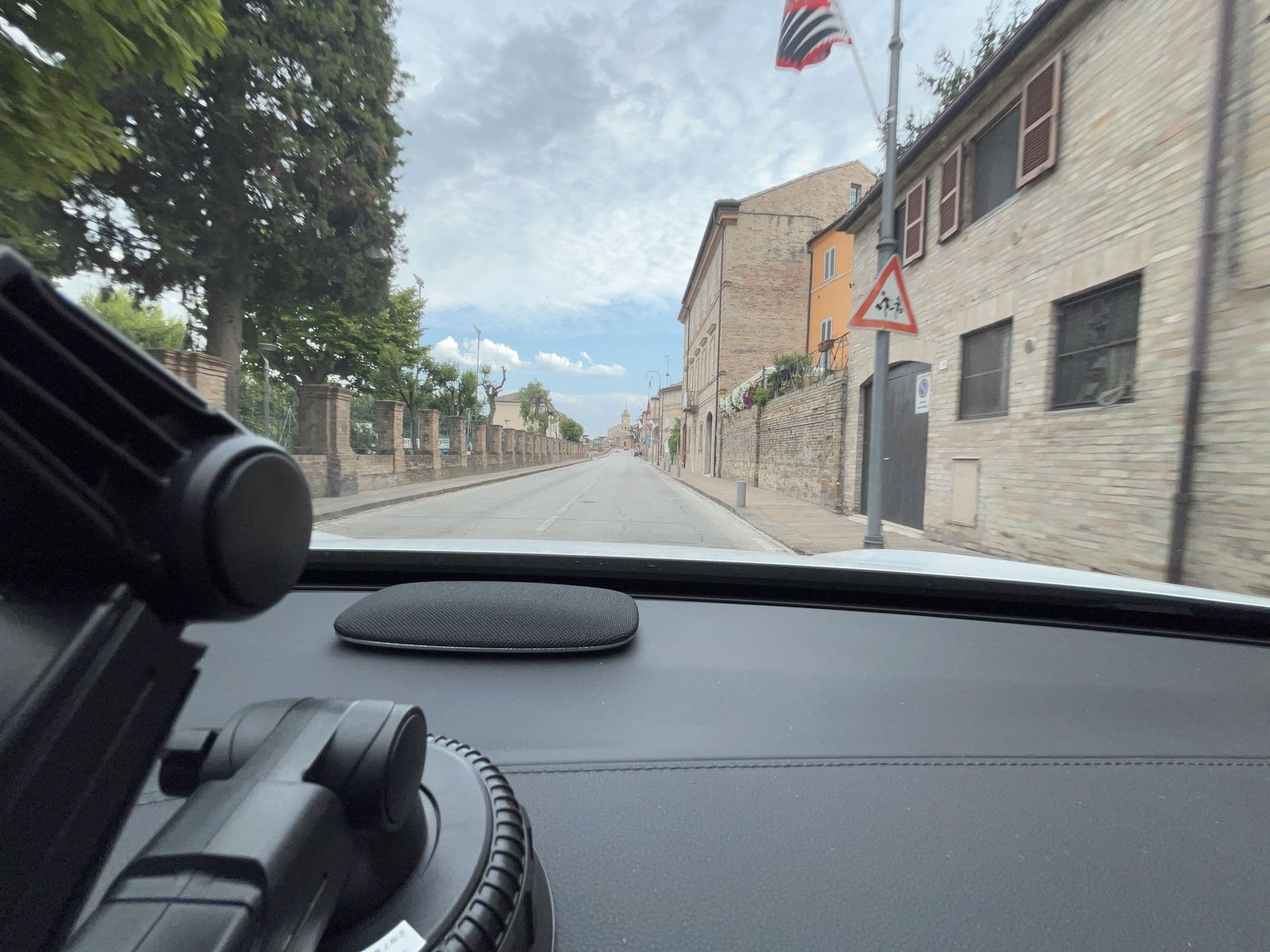 Street view near Bonjour Bonne Nuit, Fermo — © lin_wang (CC BY-SA · Mapillary)