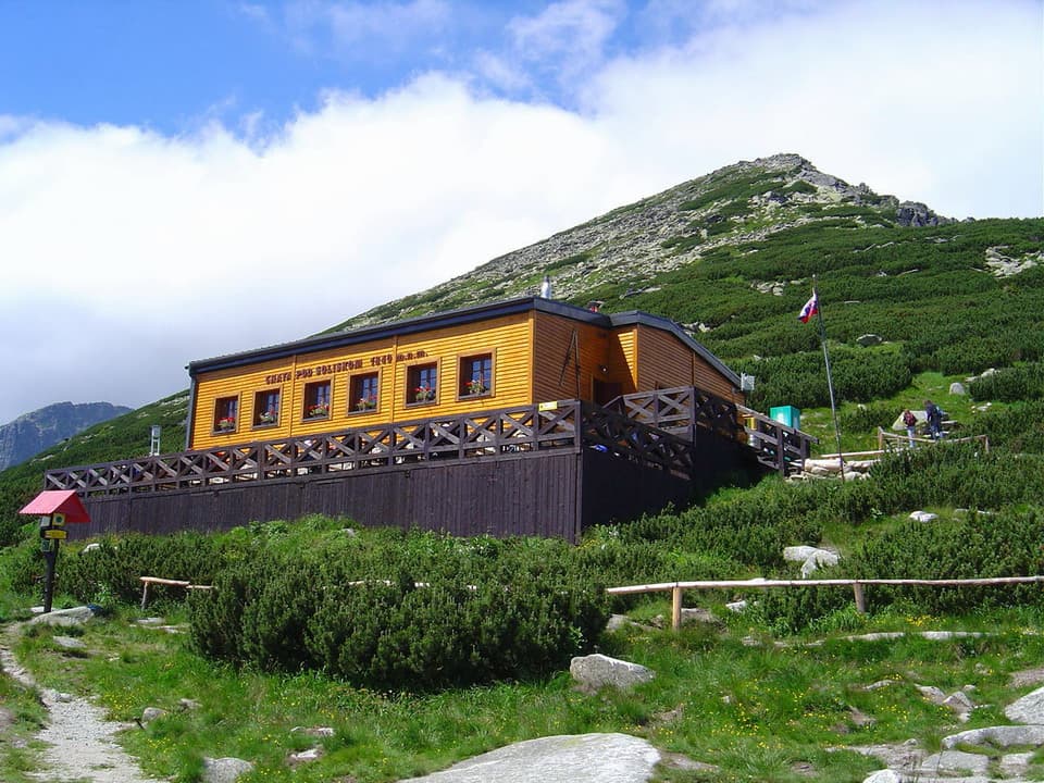 Chata pod Soliskom (via Wikimedia Commons, CC BY-SA 3.0)