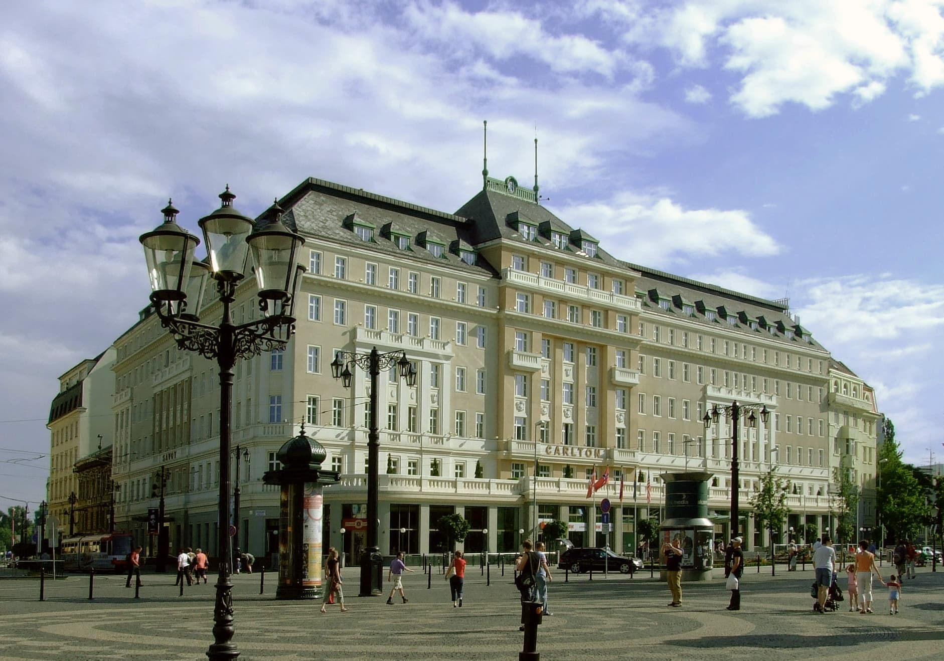 Radisson Blu Carlton (via Wikimedia Commons, CC BY-SA 3.0)