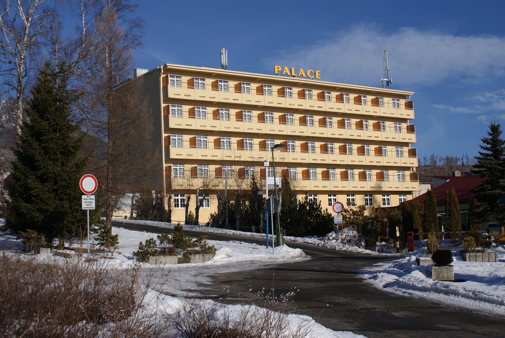 Hotel Palace (via Wikimedia Commons, CC BY-SA 3.0)