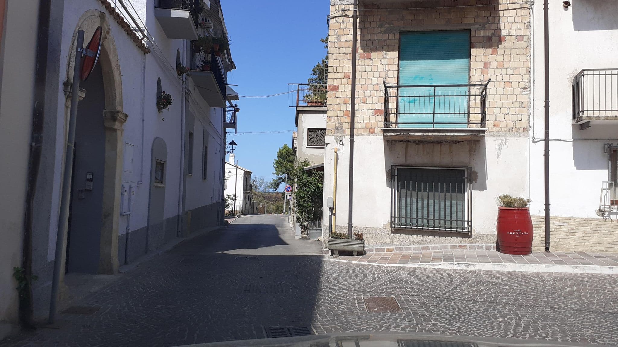 Street view near Palazzo Croce, Fossacesia — © doduva (CC BY-SA · Mapillary)