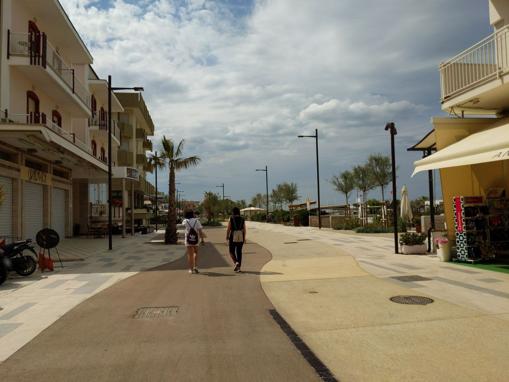 Street view near Hotel Armanda di Pesaresi Sauro, Rimini — © sorcrosc (CC BY-SA · Mapillary)