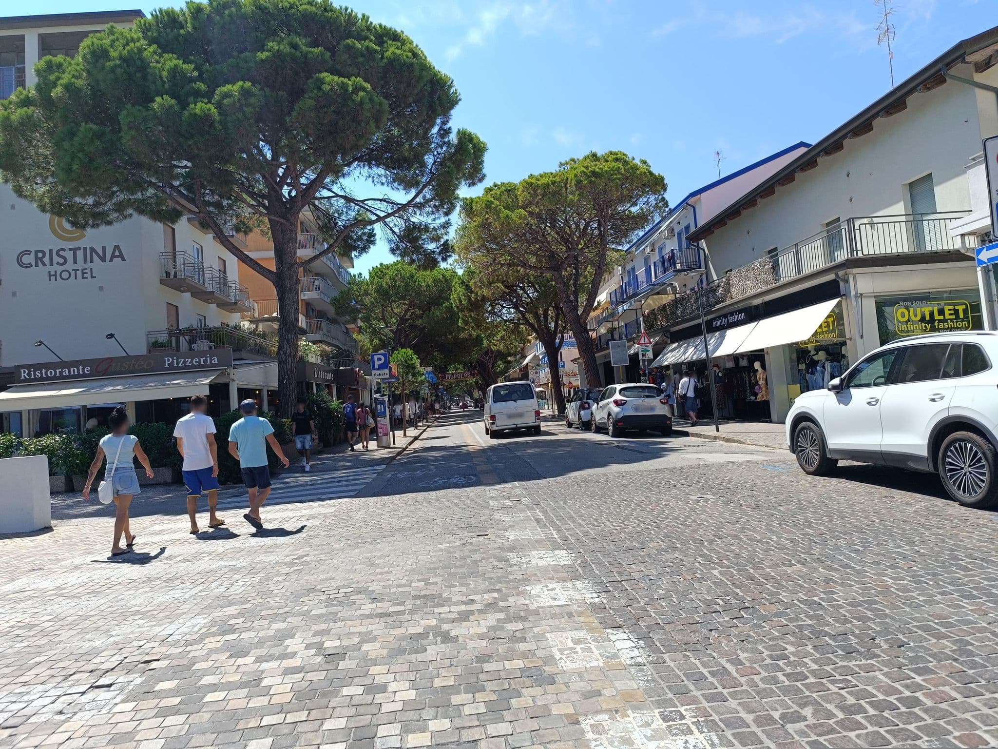 Street view near Hotel Casabianca al Mare, Lido di Jesolo — © Duro (CC BY-SA · Mapillary)