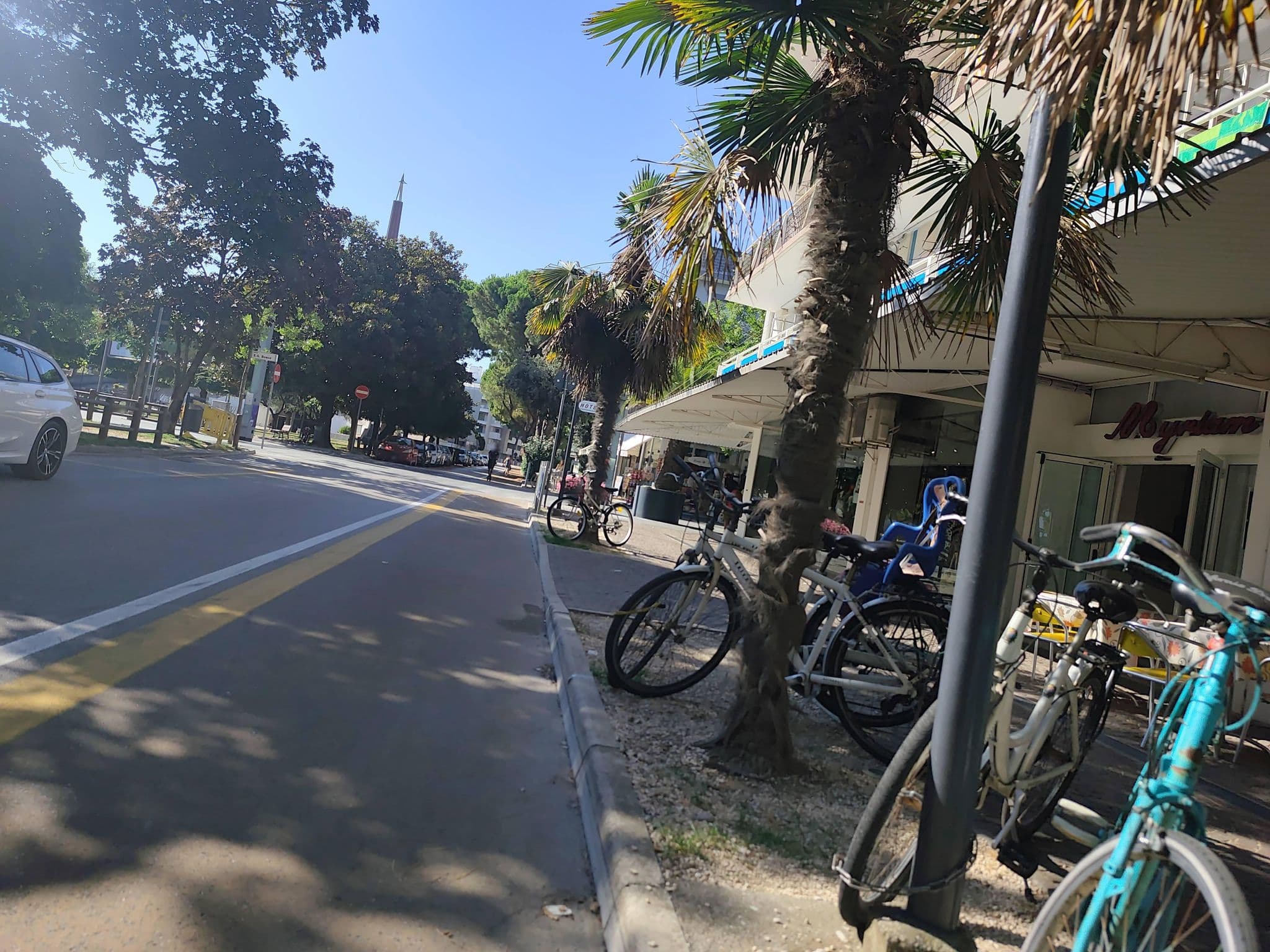 Street view near Hotel Myriam di Hotel Monaco SAS, Lignano Sabbiadoro — © Duro (CC BY-SA · Mapillary)