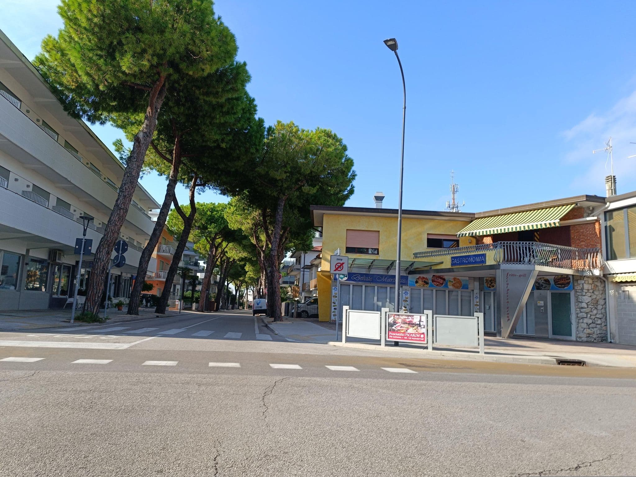 Street view near Albergo Elvia di Marin Norina e C. SNC, Lignano Sabbiadoro — © Duro (CC BY-SA · Mapillary)