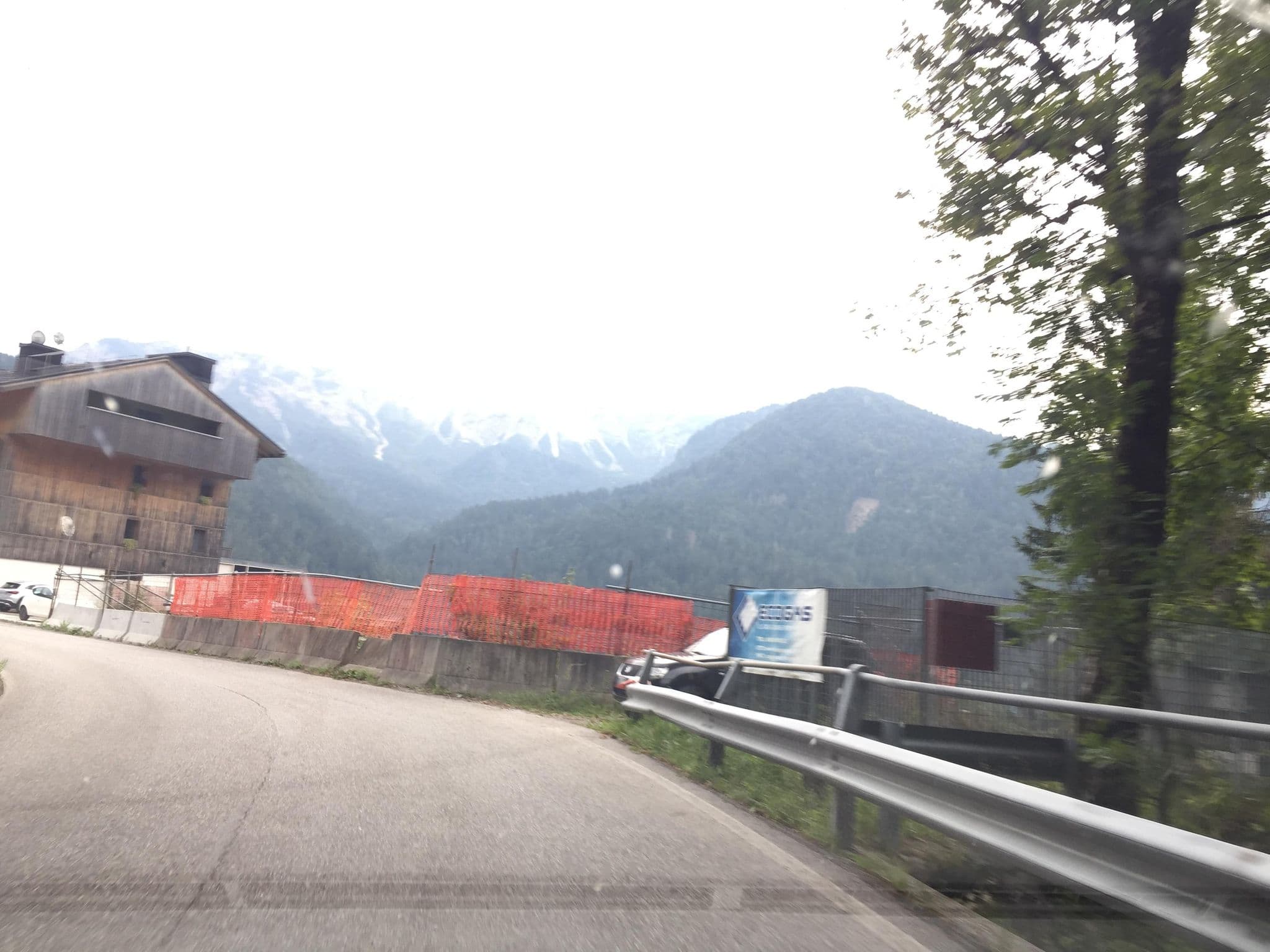 Street view near MAANJA Lake Front Suite and Restaurant, Prato Carnico — © igorzo (CC BY-SA · Mapillary)
